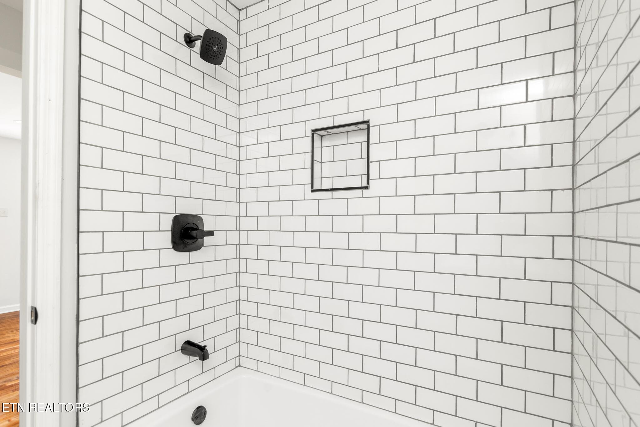 hall Shower/tub - 218 Jerry Lane, Knoxville, TN 37920, Knoxville