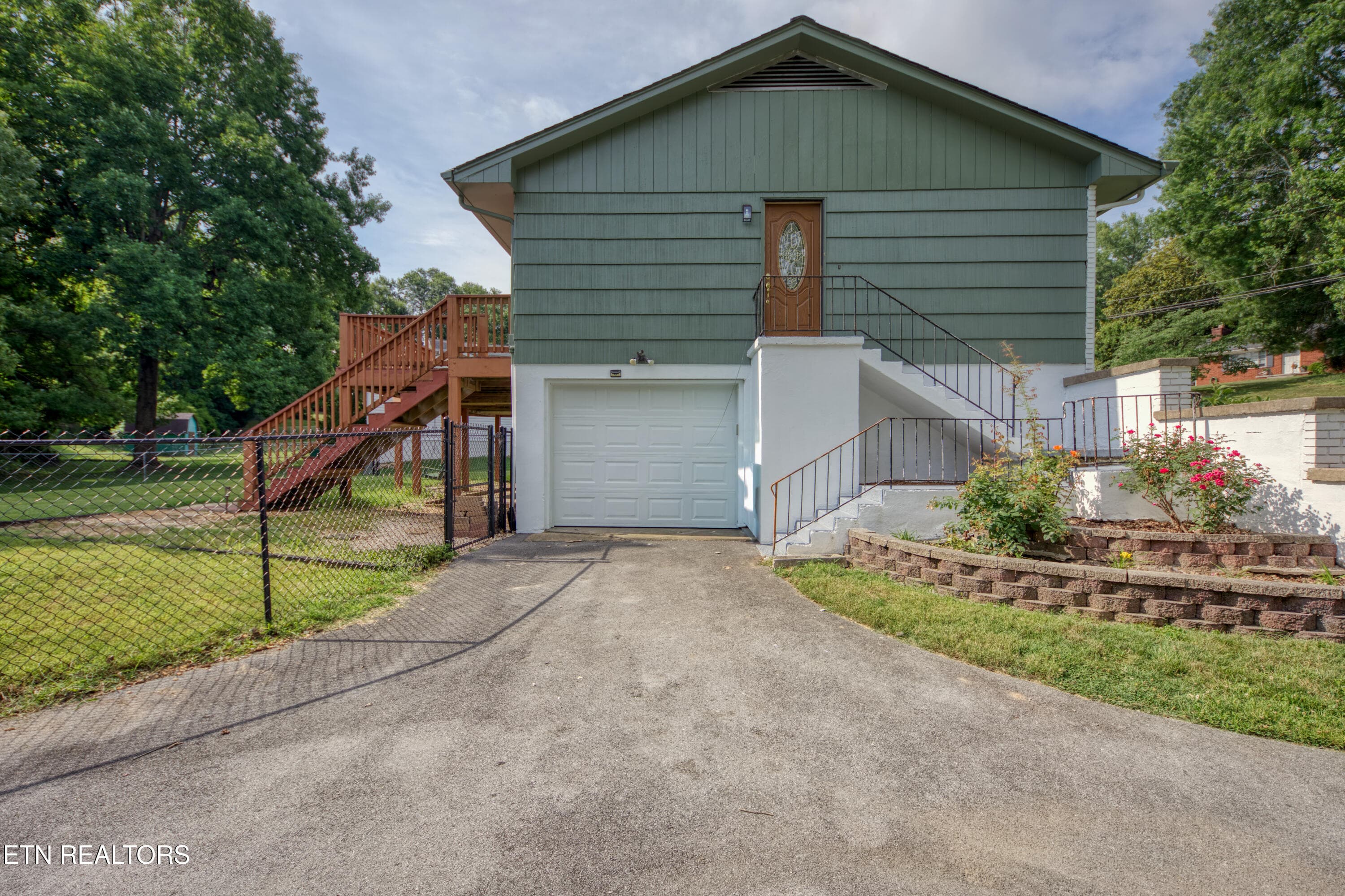 Side entry garage - 916 Mallory Rd, Knoxville, TN 37919