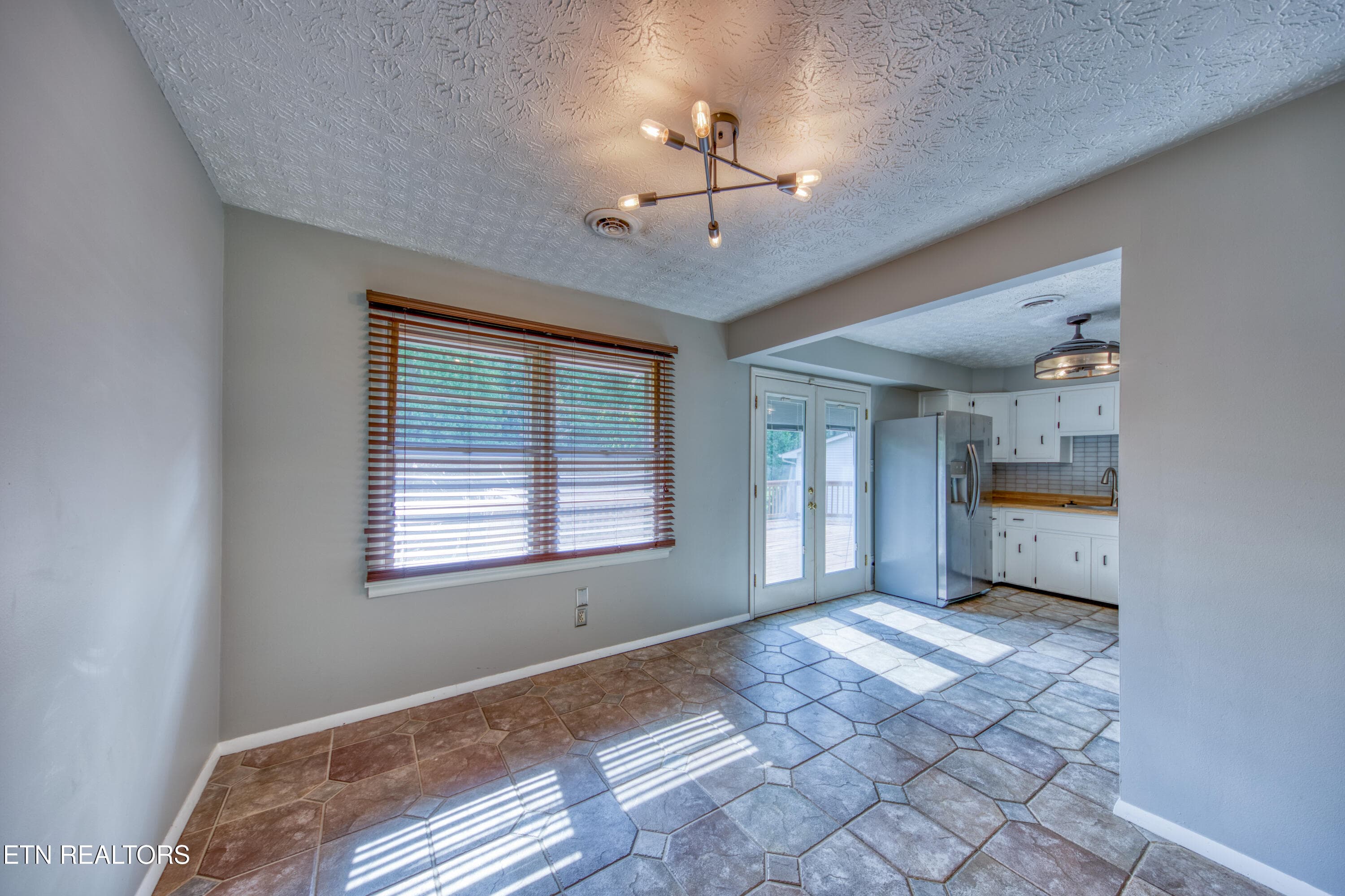 Central dining area - 916 Mallory Rd, Knoxville, TN 37919