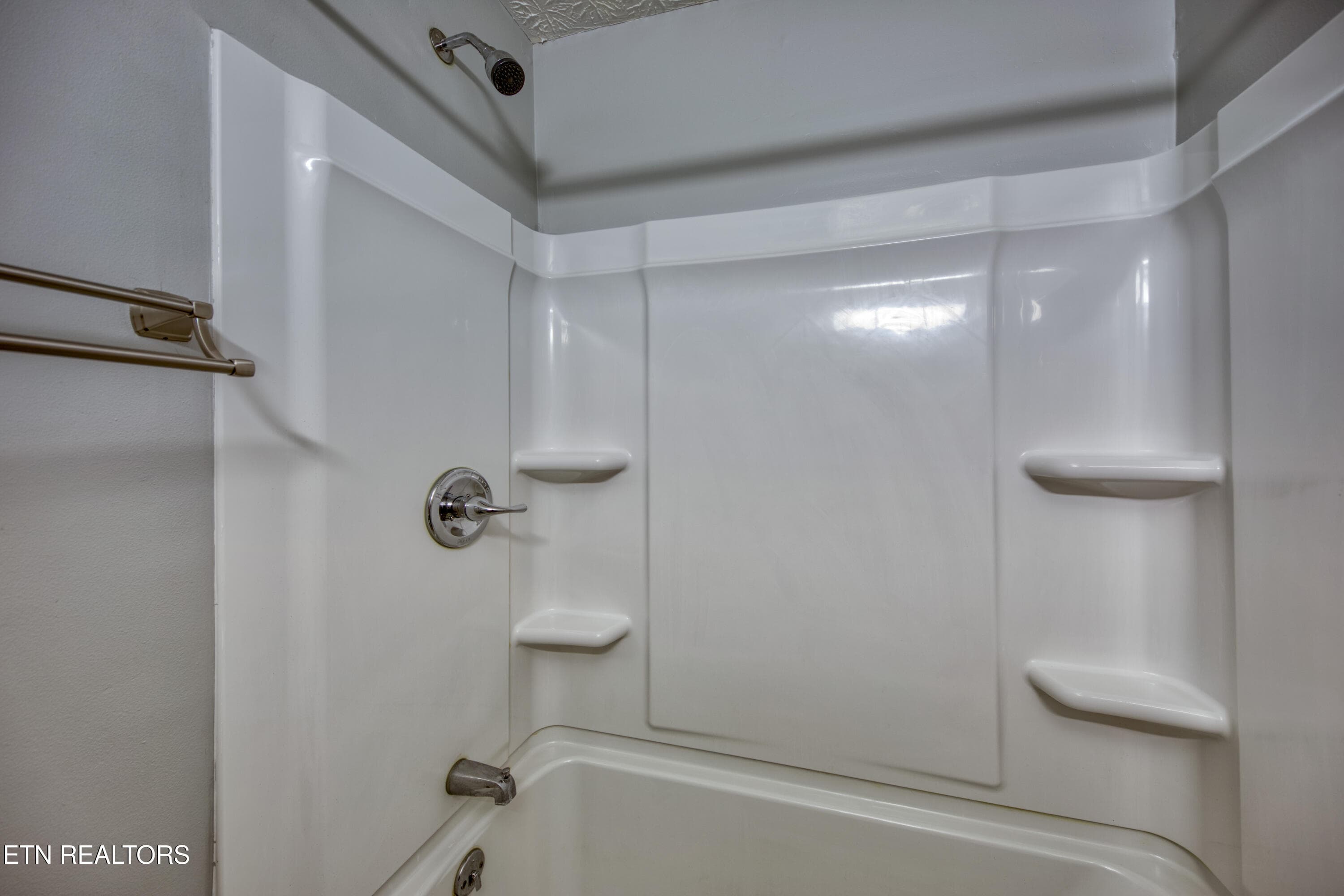 Hall bath - 916 Mallory Rd, Knoxville, TN 37919