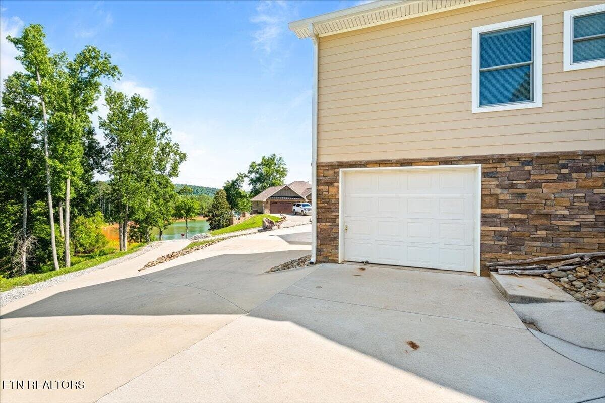 3rd Garage Door - 1380 E Norris Point Rd, LaFollette, TN 37766, LaFollette