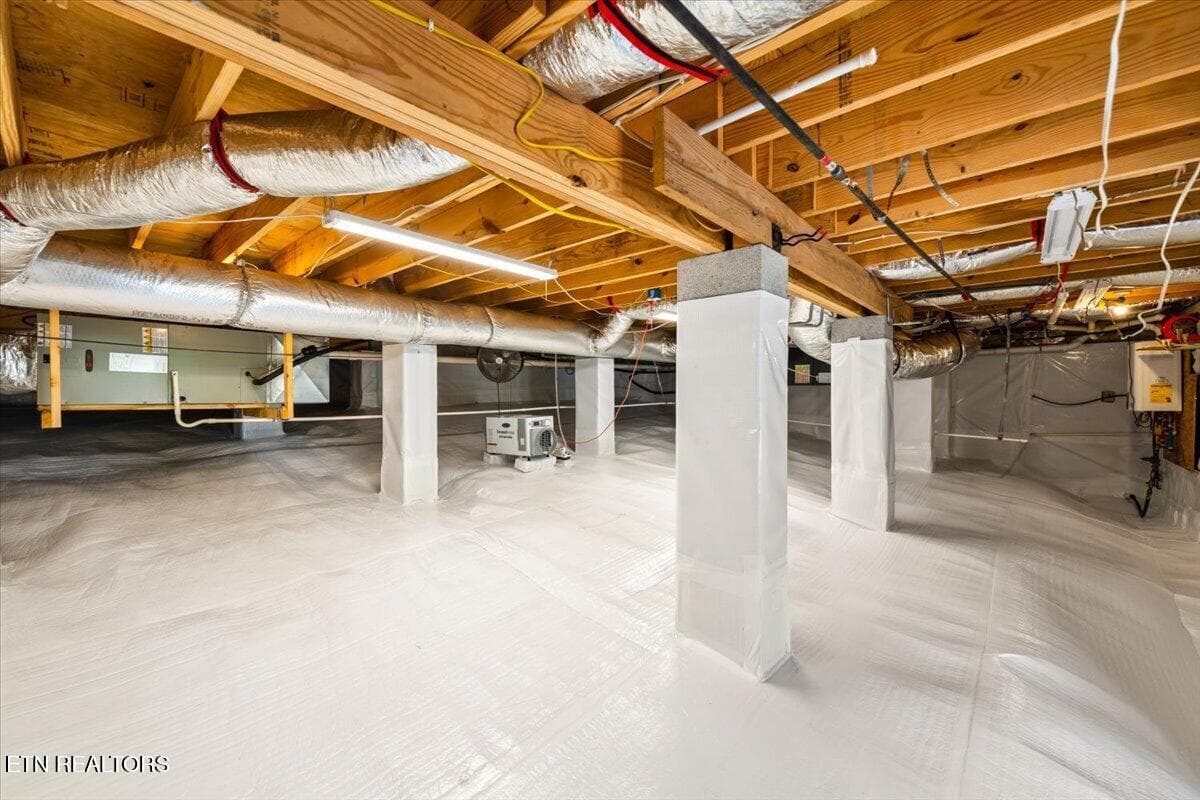 Encapsulated Walk Space 2 - 1380 E Norris Point Rd, LaFollette, TN 37766, LaFollette