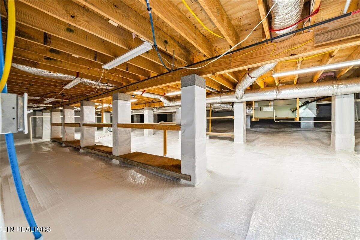 Encapsulated Walk Space - 1380 E Norris Point Rd, LaFollette, TN 37766, LaFollette