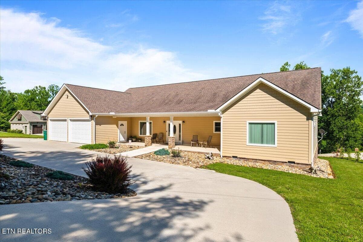 Front of House From Front Right - 1380 E Norris Point Rd, LaFollette, TN 37766, LaFollette