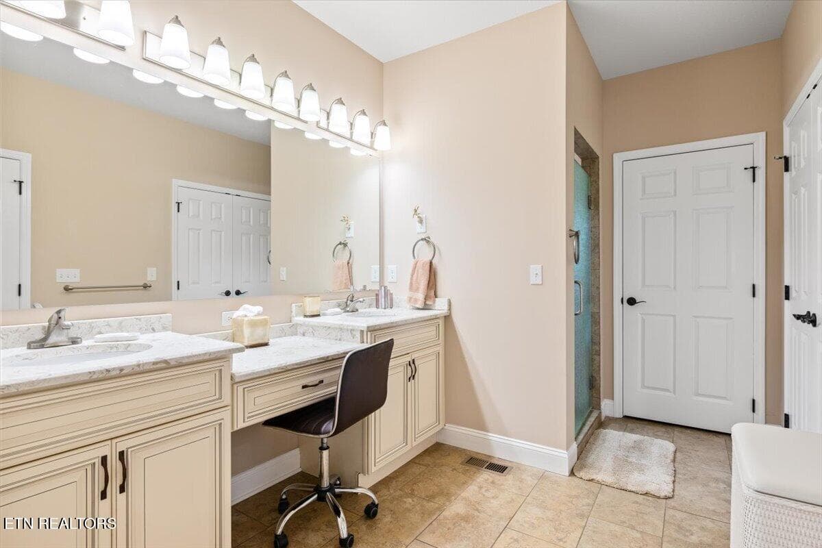 Main Bedroom Double Vanity - 1380 E Norris Point Rd, LaFollette, TN 37766, LaFollette