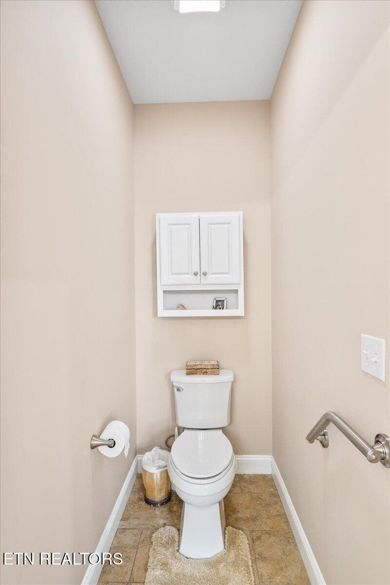 Main Bedroom Toilet - 1380 E Norris Point Rd, LaFollette, TN 37766, LaFollette