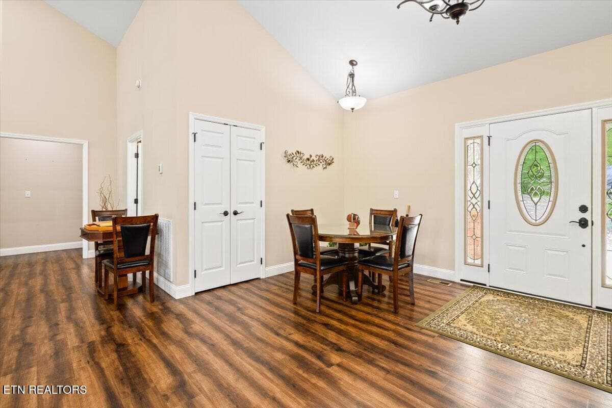 Front Door & 4 Person Table - 1380 E Norris Point Rd, LaFollette, TN 37766, LaFollette