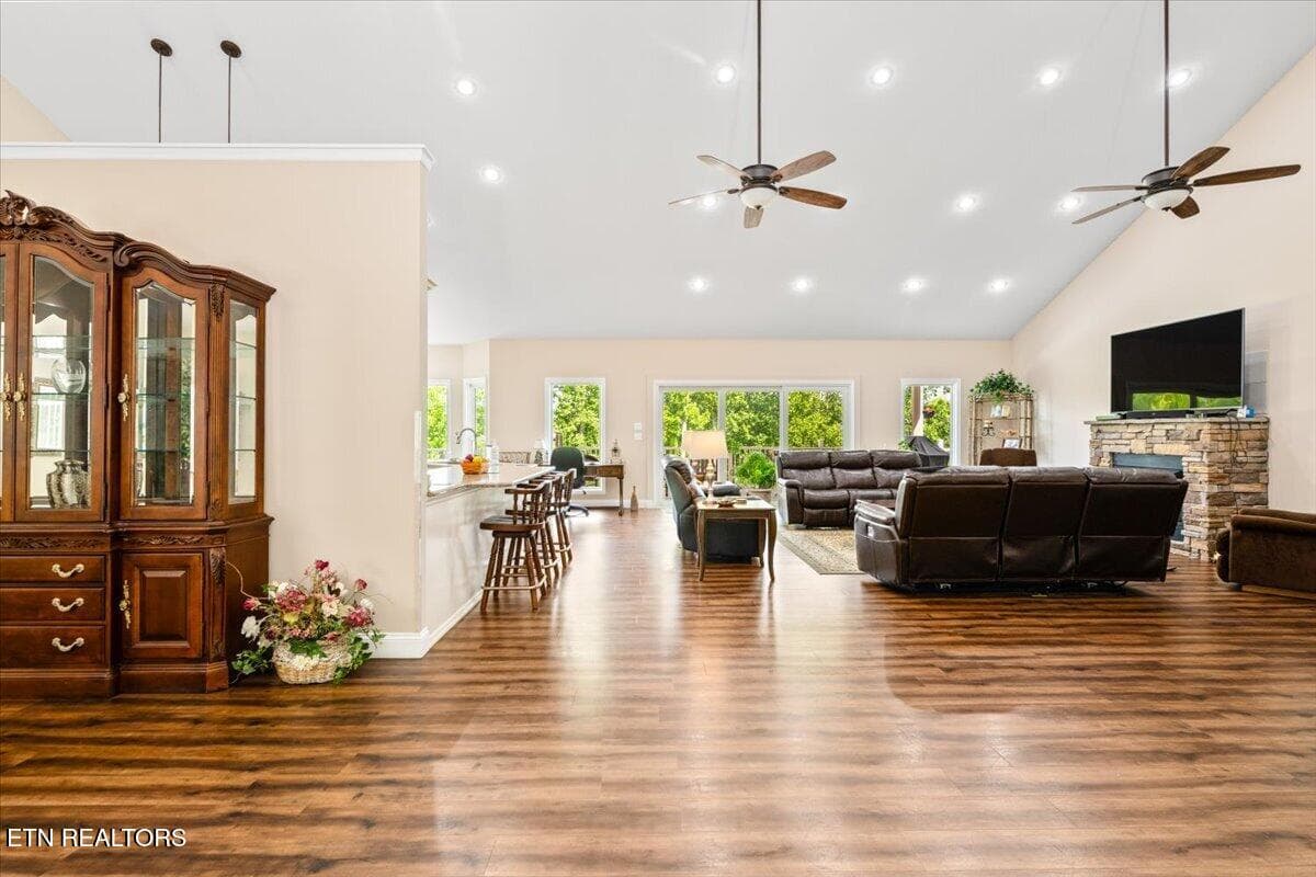 Front Door Into Great Room - 1380 E Norris Point Rd, LaFollette, TN 37766, LaFollette