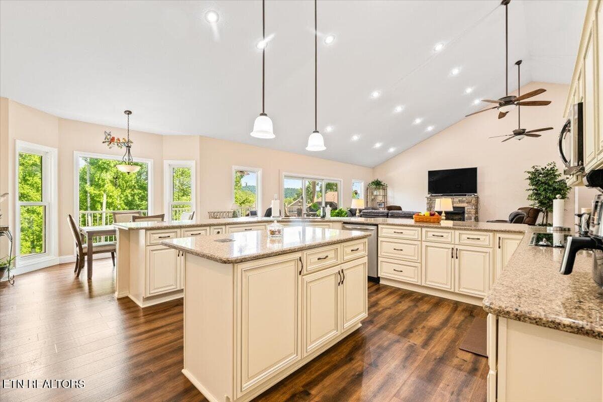 Kitchen Island - 1380 E Norris Point Rd, LaFollette, TN 37766, LaFollette