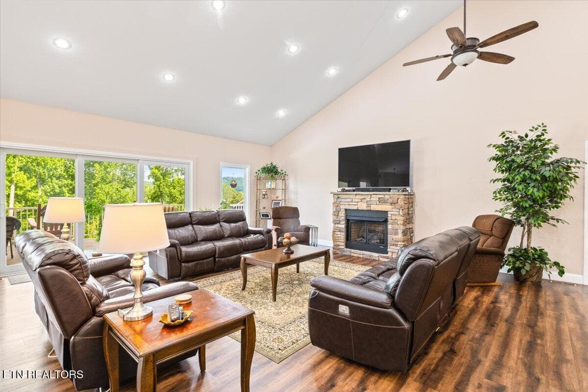 Shot of Great Room From Front Door Corne - 1380 E Norris Point Rd, LaFollette, TN 37766, LaFollette