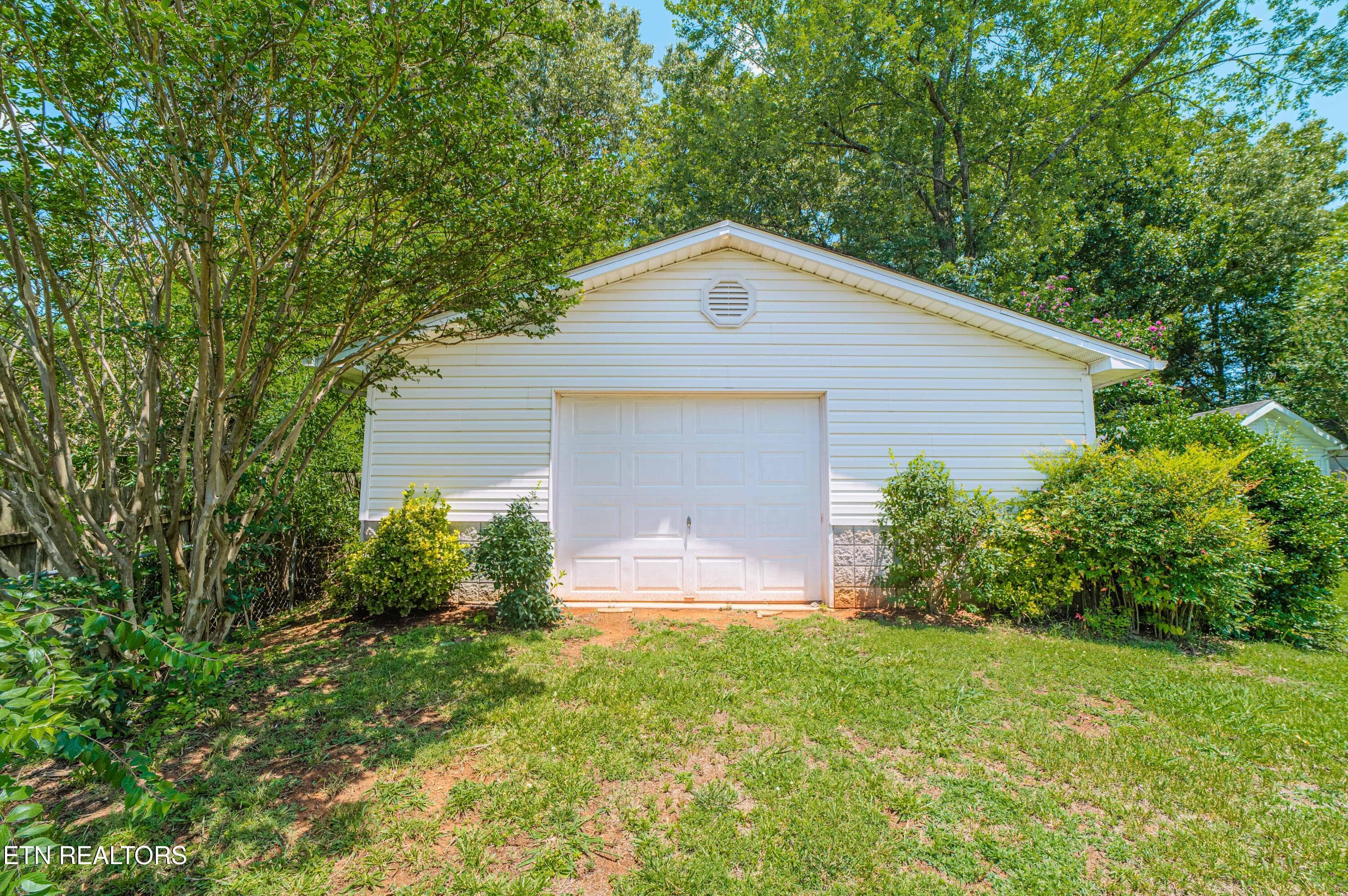 Detached garage - 5608 Sierra Rd, Knoxville, TN 37912, Knoxville