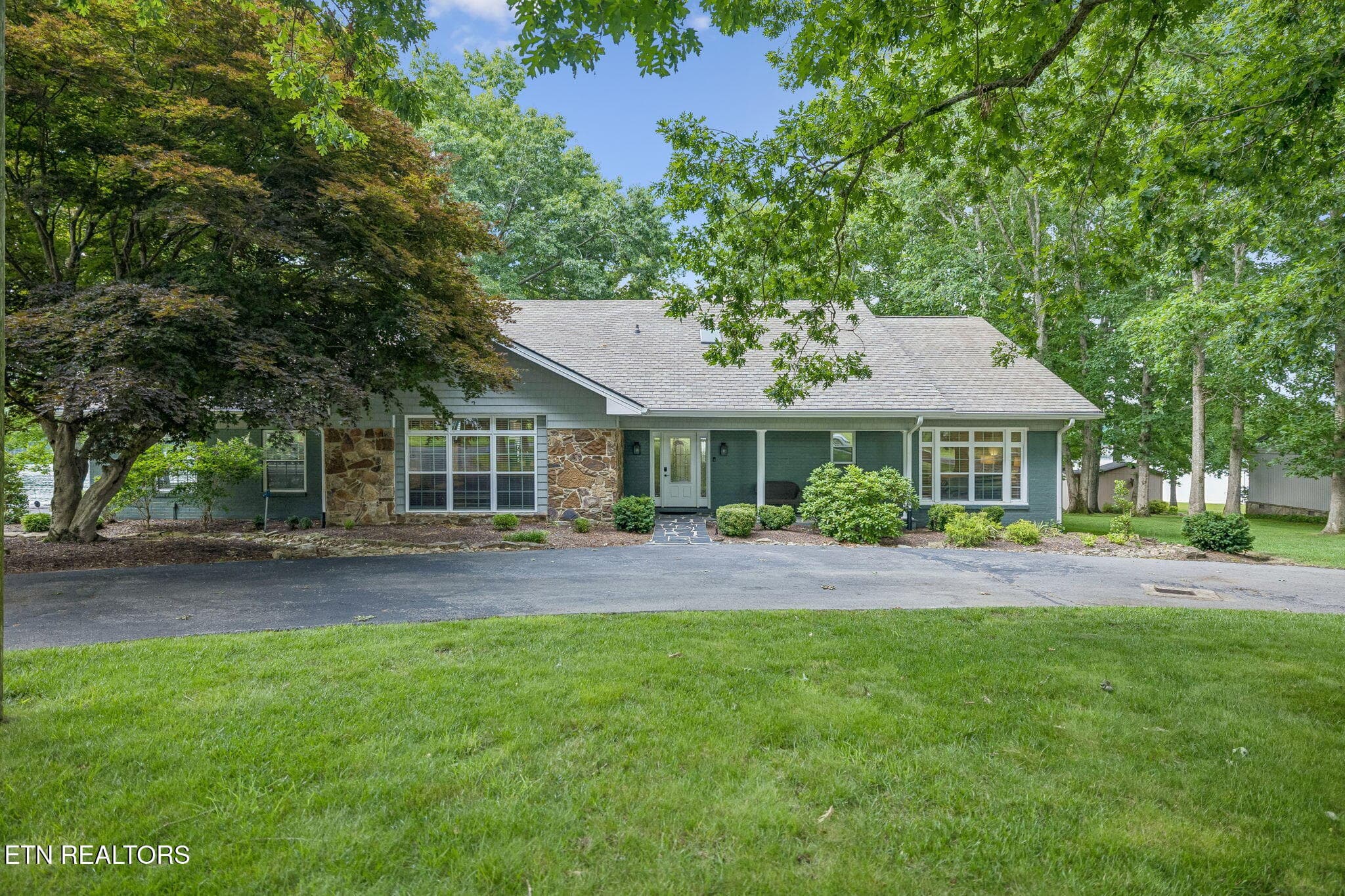 8721 Cherokee Tr, Crossville, TN 38572