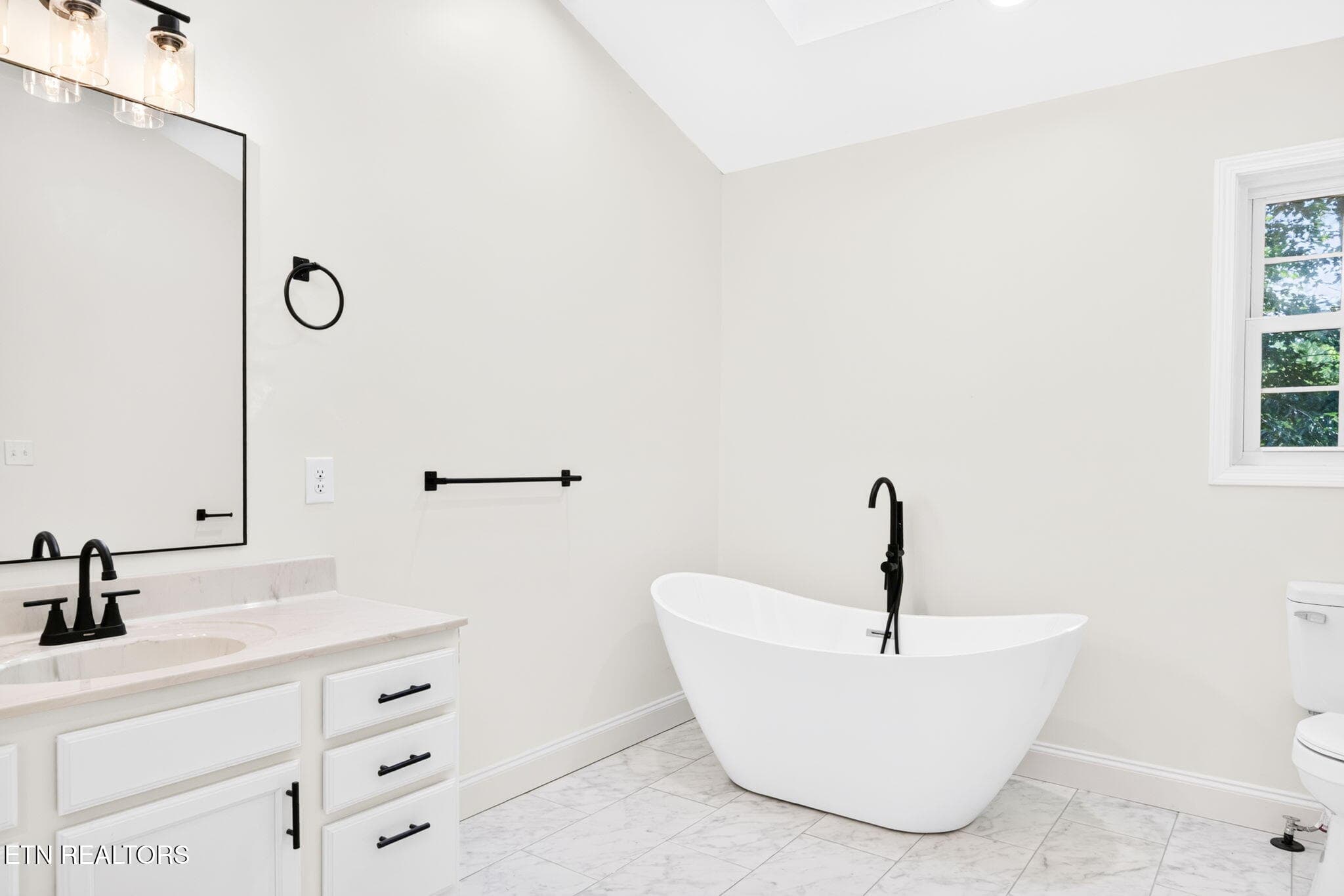 Master Bath - 35 Leaf Circle, Crossville, TN 38558