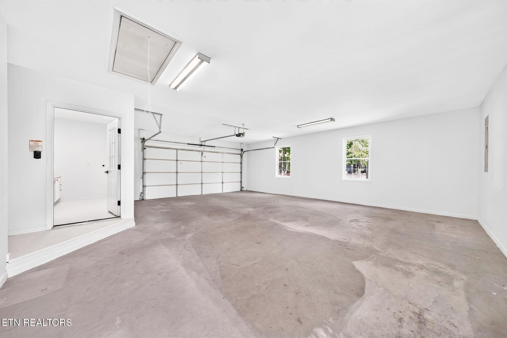 Oversized Garage - 35 Leaf Circle, Crossville, TN 38558