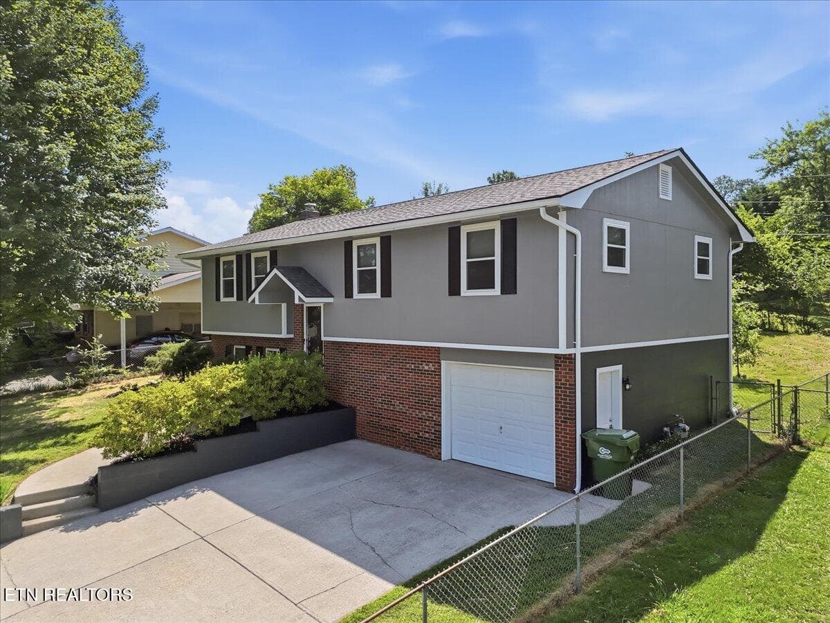 Front - 2018 Swarthmore Lane, Maryville, TN 37804, Maryville
