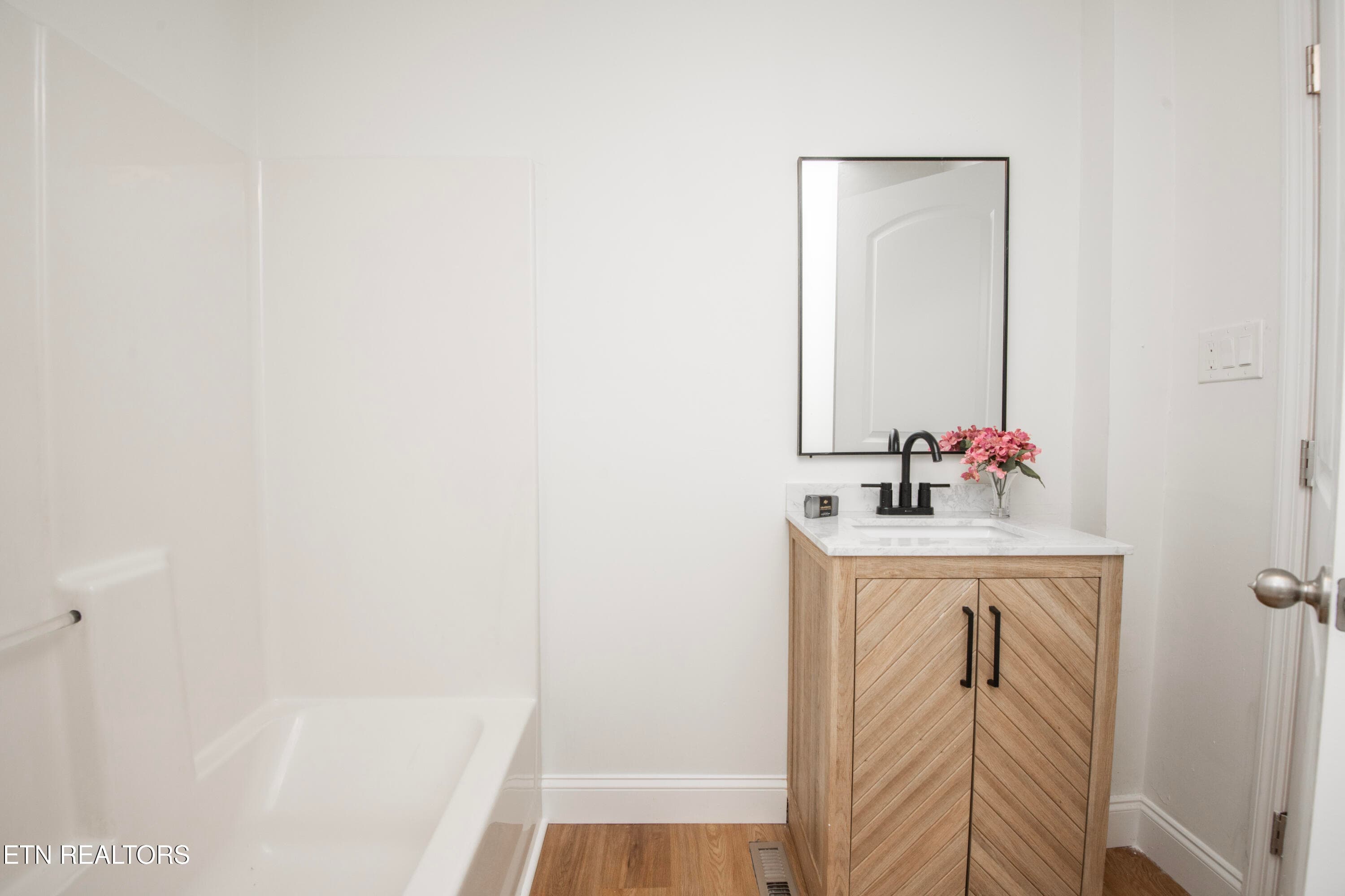 Second Bath - 4730 Rochat Rd, Knoxville, TN 37918