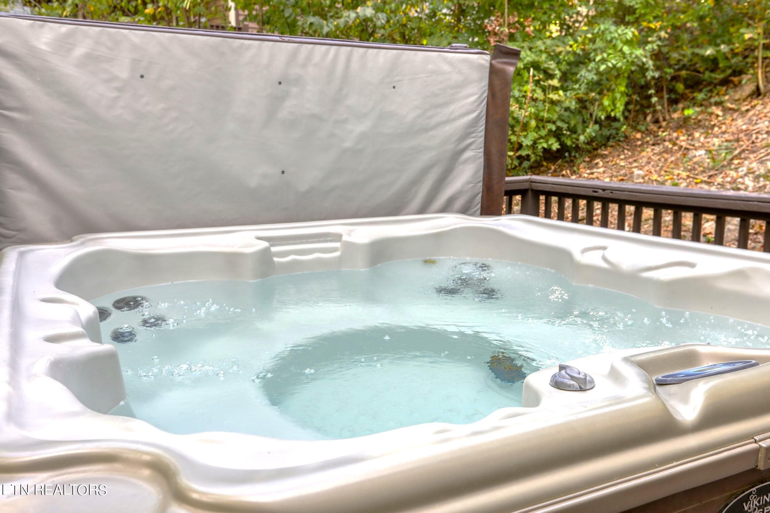 6 person hot tub - 123 Flat Lake Circle, Speedwell, TN 37870, Speedwell