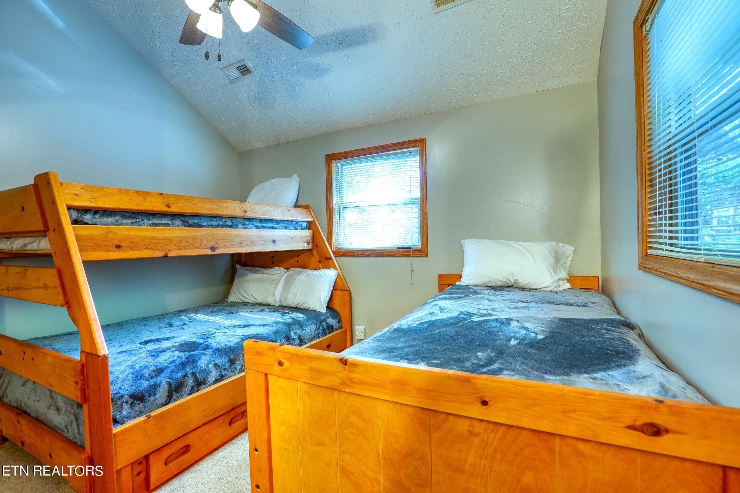 Sleeps 5 - 123 Flat Lake Circle, Speedwell, TN 37870, Speedwell