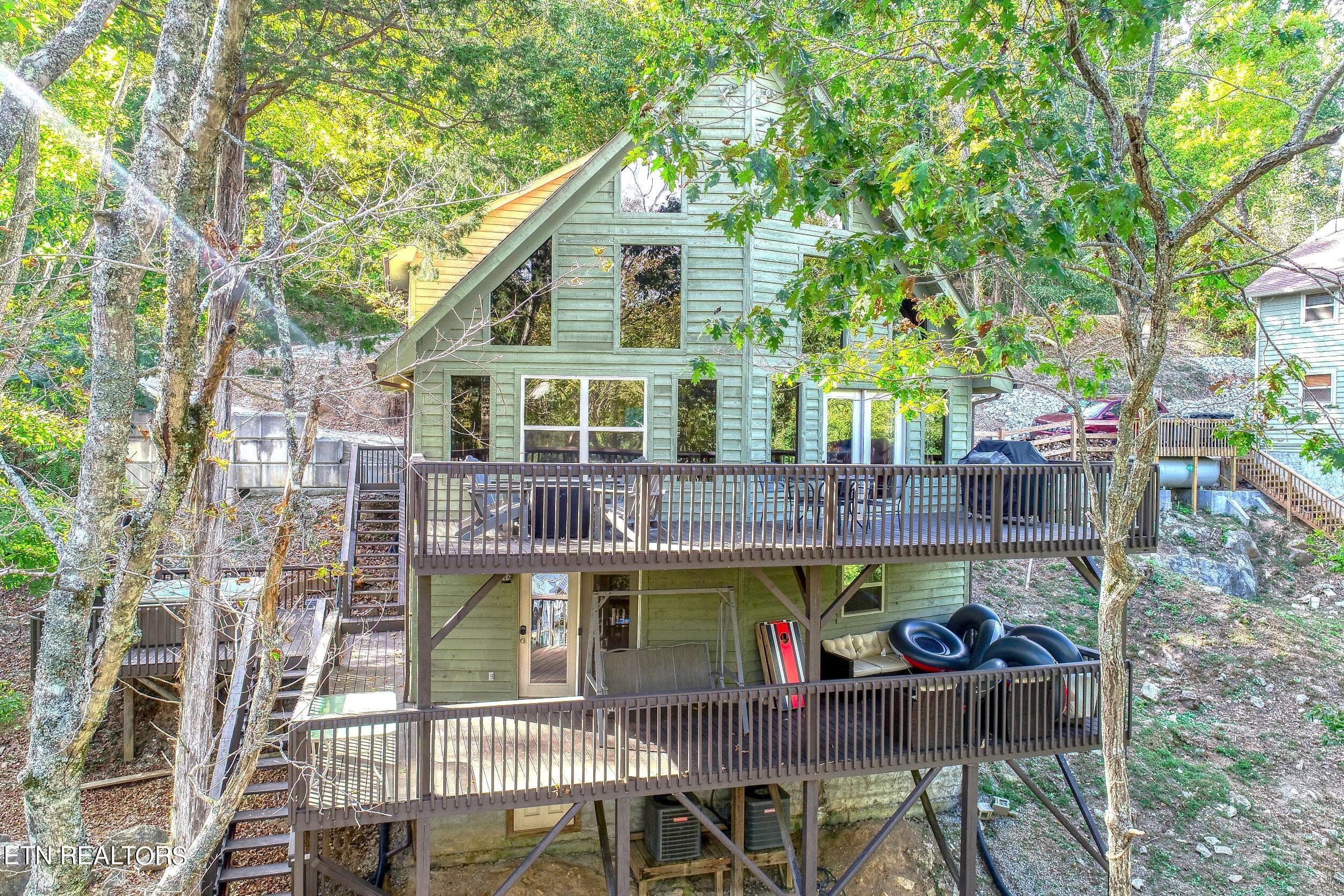 2 levels of deck entertaining - 123 Flat Lake Circle, Speedwell, TN 37870, Speedwell