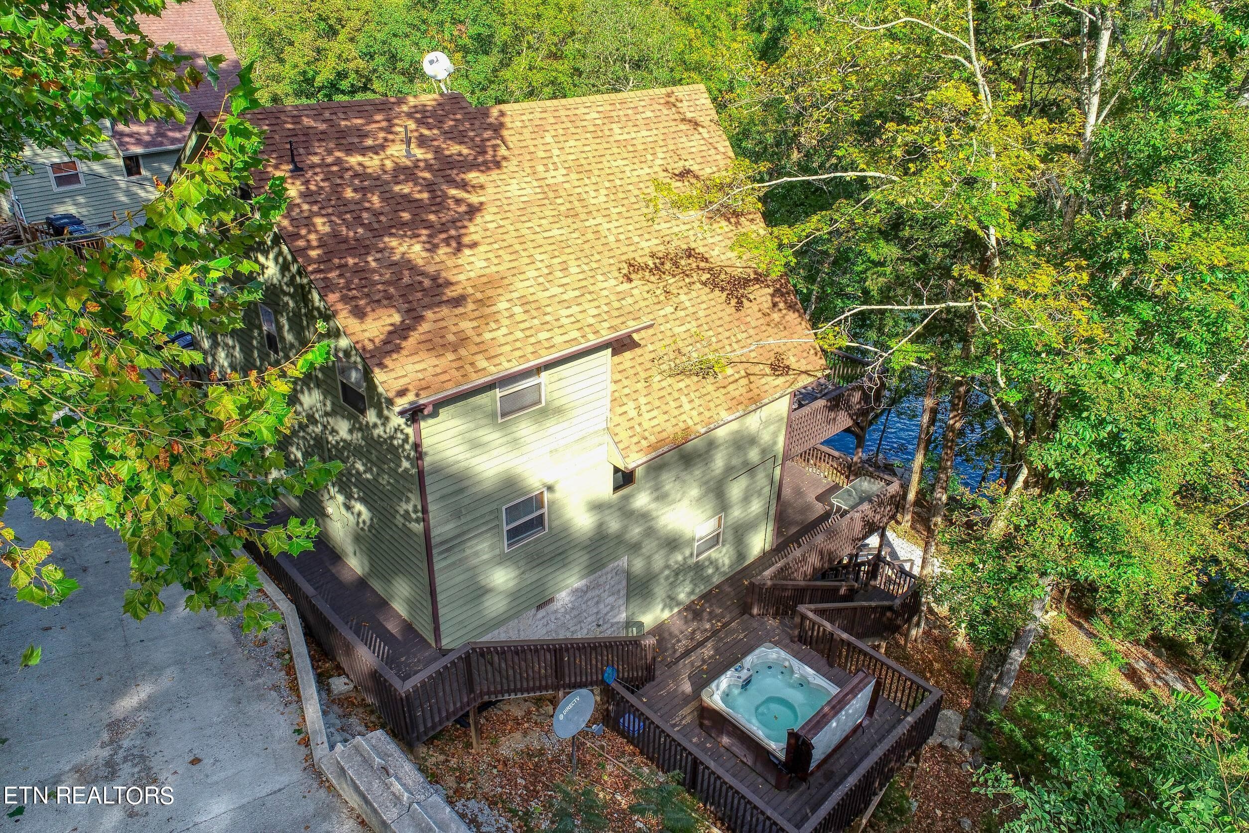 privacy for the hot tub - 123 Flat Lake Circle, Speedwell, TN 37870, Speedwell