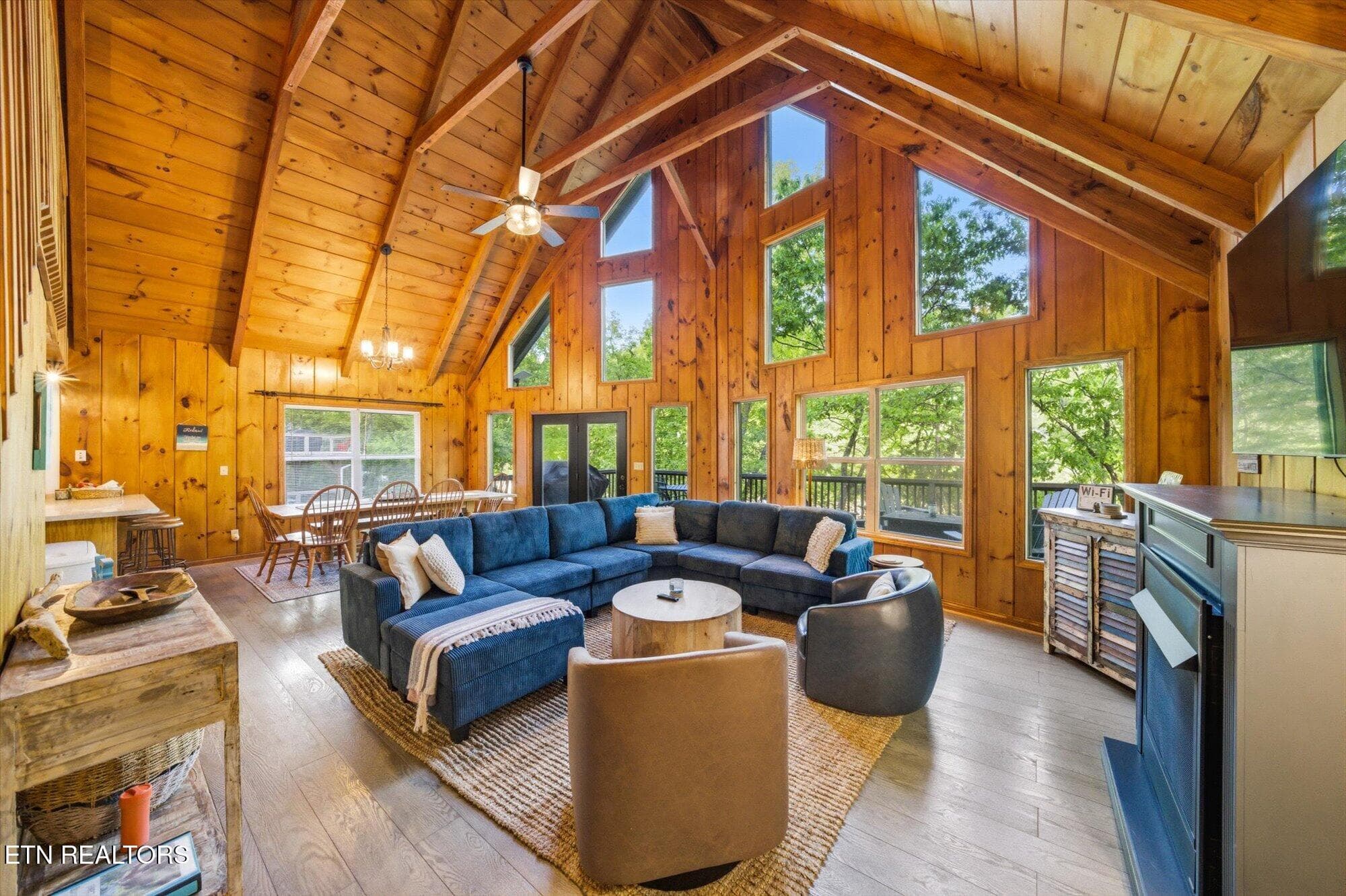 Knotty Pine Cathedral Ceilings - 123 Flat Lake Circle, Speedwell, TN 37870, Speedwell