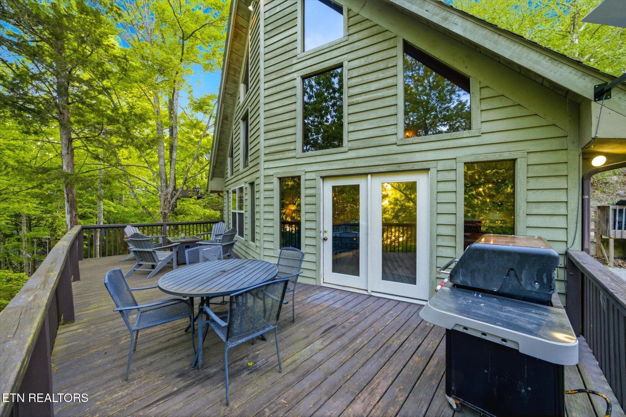 Upper level deck - 123 Flat Lake Circle, Speedwell, TN 37870, Speedwell
