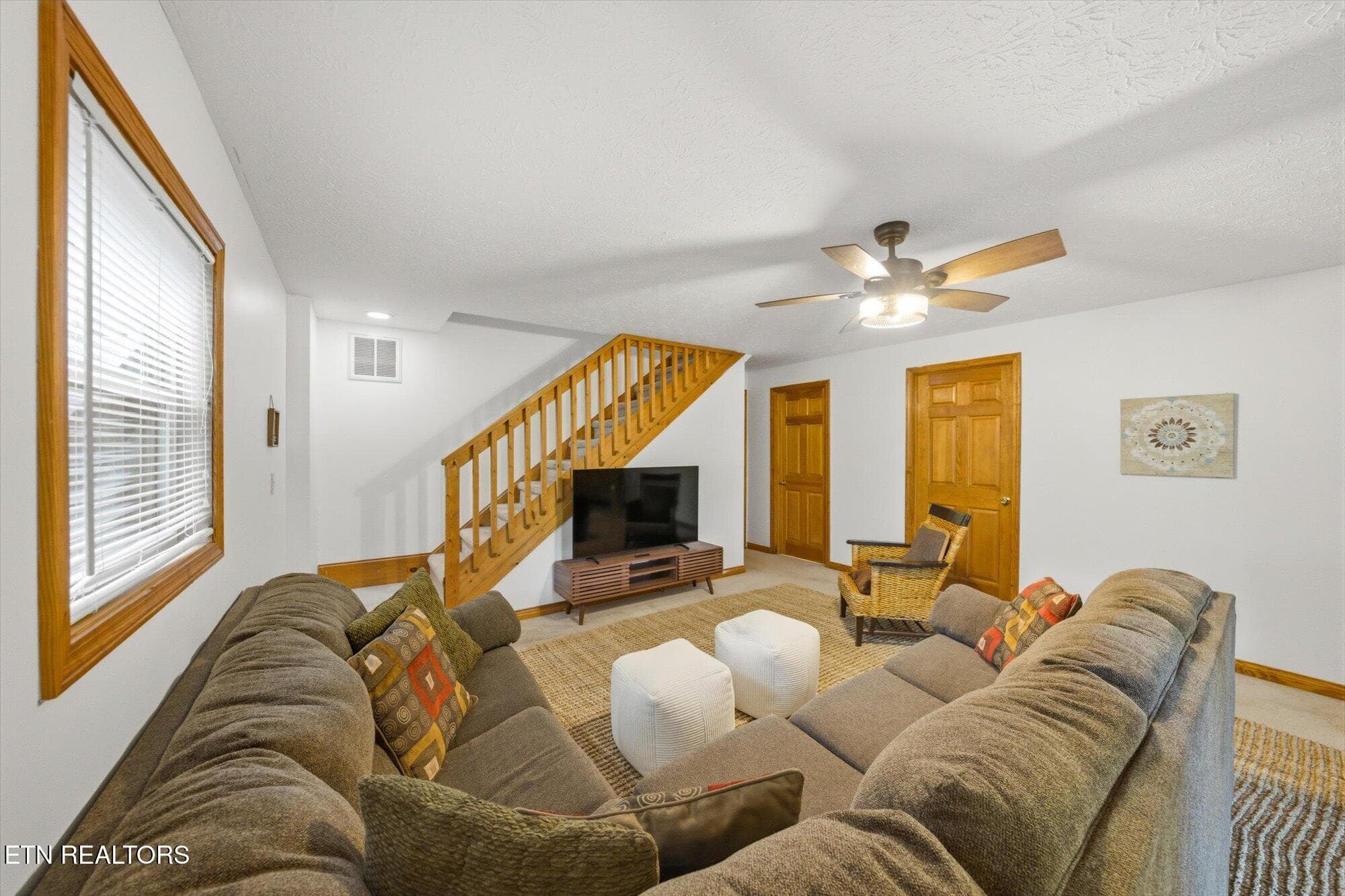 Fam Rm gathering - 123 Flat Lake Circle, Speedwell, TN 37870, Speedwell