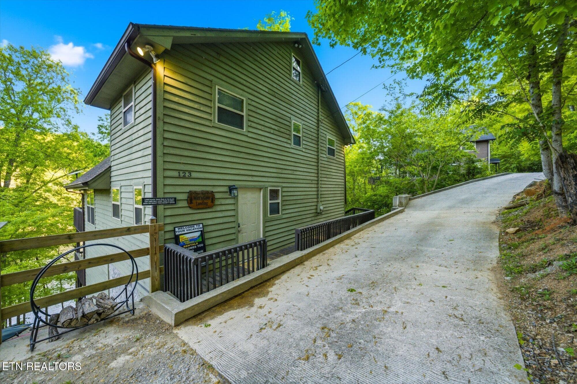concrete driveway - 123 Flat Lake Circle, Speedwell, TN 37870, Speedwell