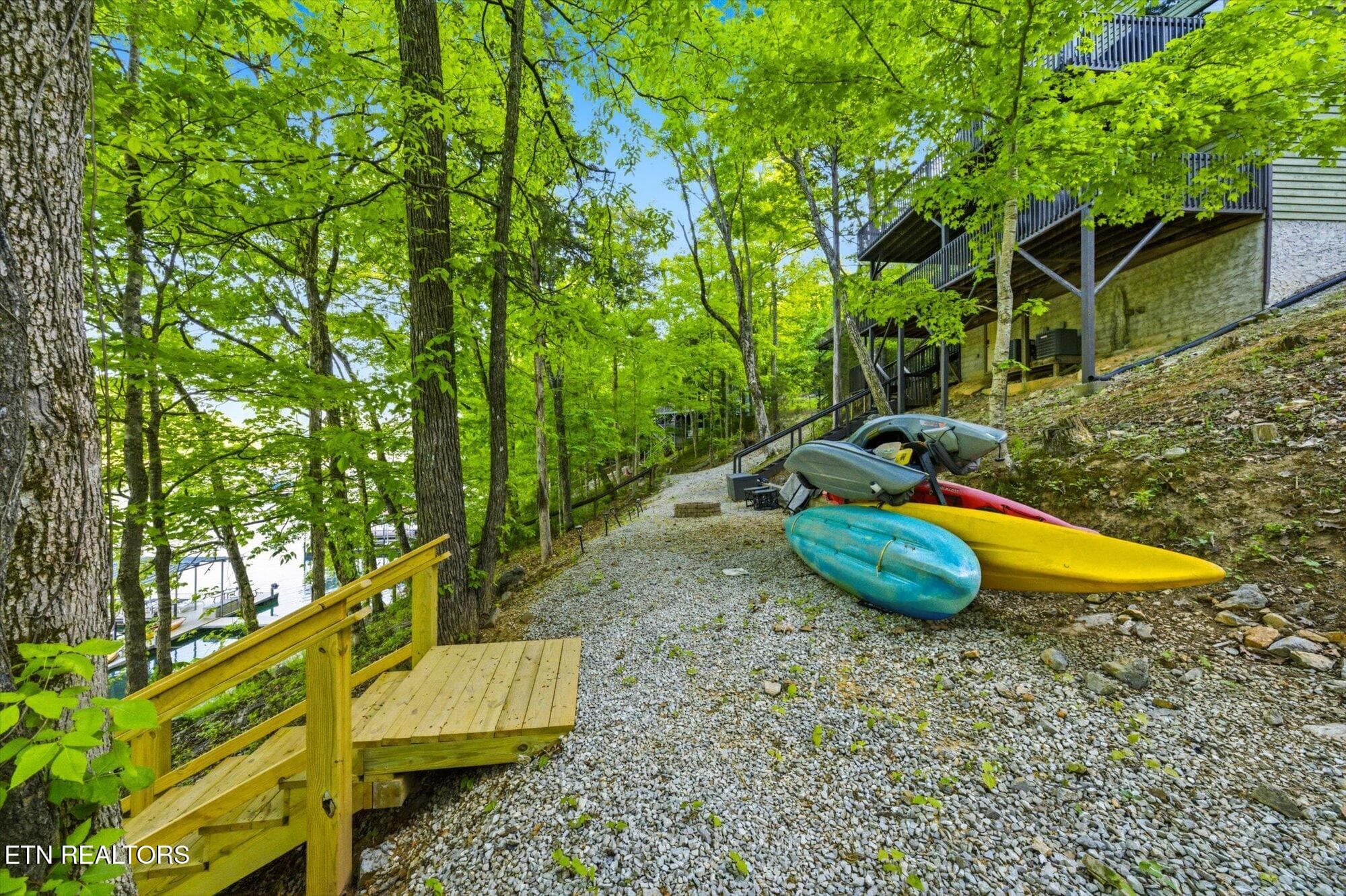 Kayaks for a quiet paddle in the cove - 123 Flat Lake Circle, Speedwell, TN 37870, Speedwell