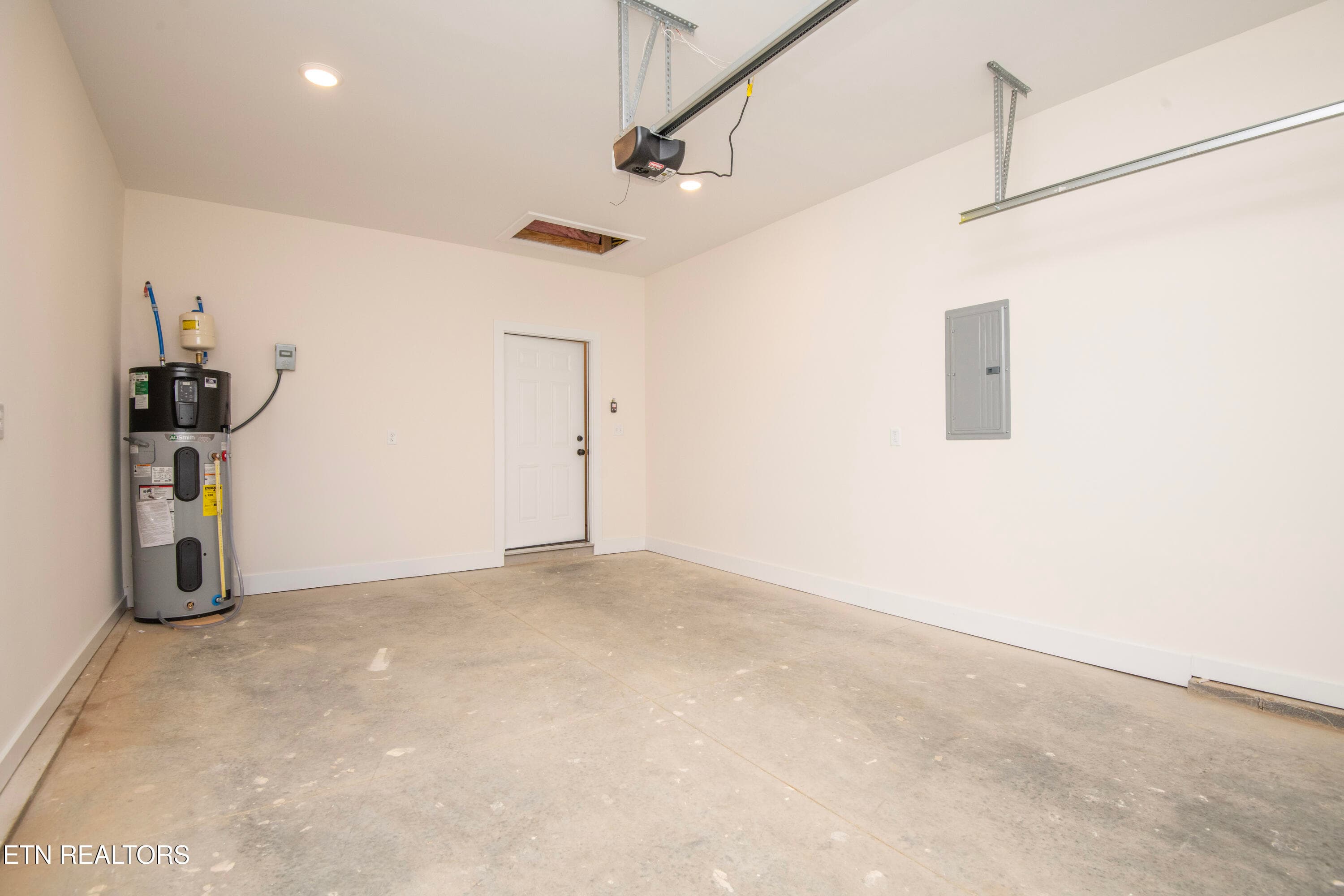Over Sized One Car Garage - 2008 Woods-Smith Rd, Knoxville, TN 37921, Knoxville