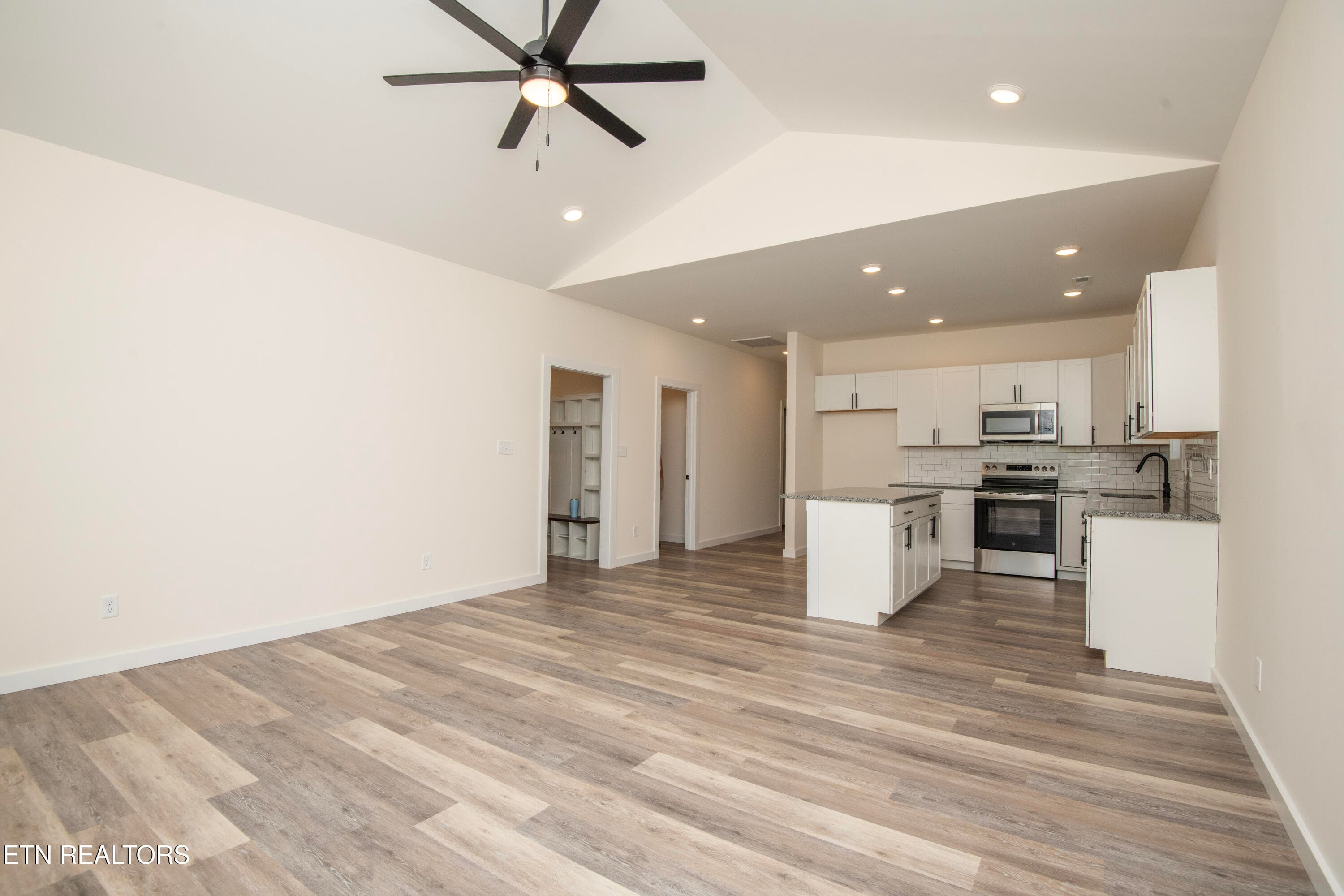 Vaulted Ceiling - 2008 Woods-Smith Rd, Knoxville, TN 37921, Knoxville