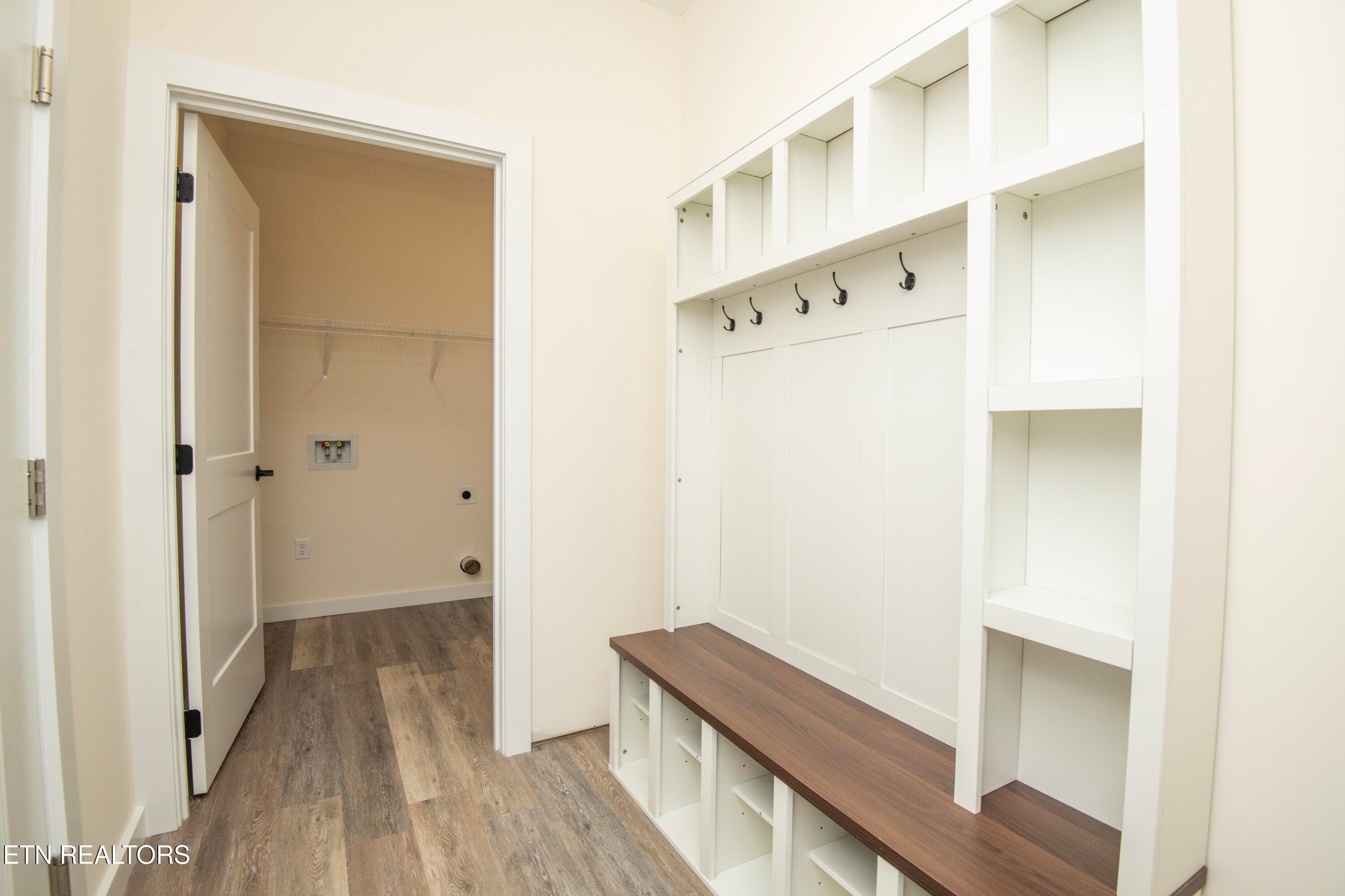 mudroom - 2008 Woods-Smith Rd, Knoxville, TN 37921, Knoxville