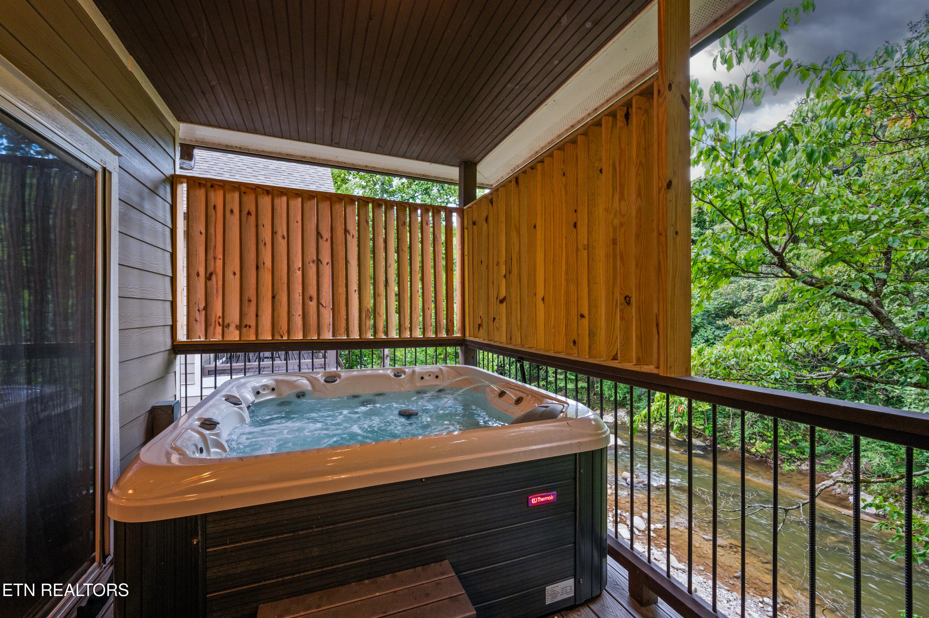 510 HMLK 2 Hot Tub - 510 Hemlock St, Gatlinburg, TN 37738, Gatlinburg