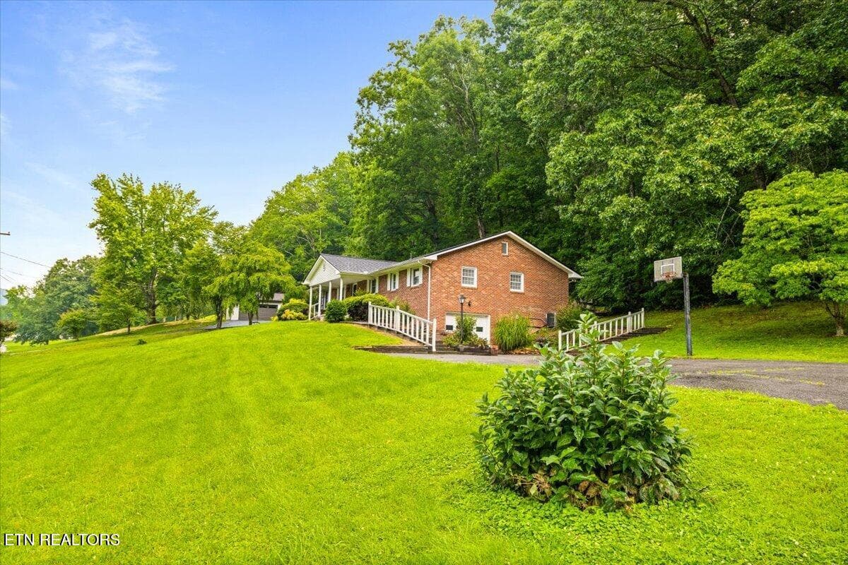 49-227 Fairway Dr - 227 Fairway Drive, LaFollette, TN 37766, LaFollette