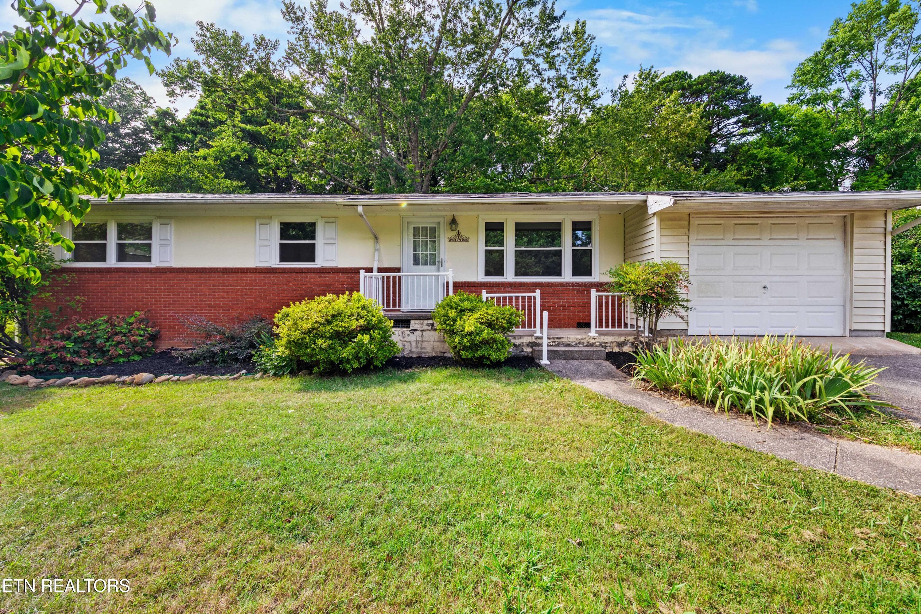 2001 Nandina Drive, Knoxville, TN 37912
