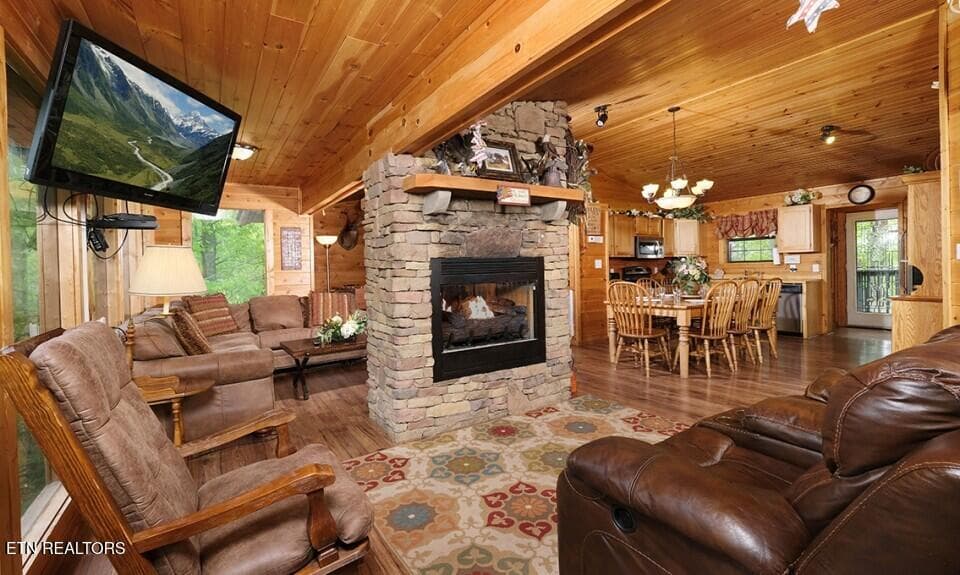 pigeon-forge-cabin-rocky-top-living-room - 623 Iron Mountain Rd, Pigeon Forge, TN 37863, Pigeon Forge