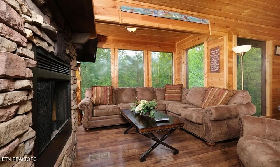 pigeon-forge-cabin-rocky-top-living-room - 623 Iron Mountain Rd, Pigeon Forge, TN 37863, Pigeon Forge