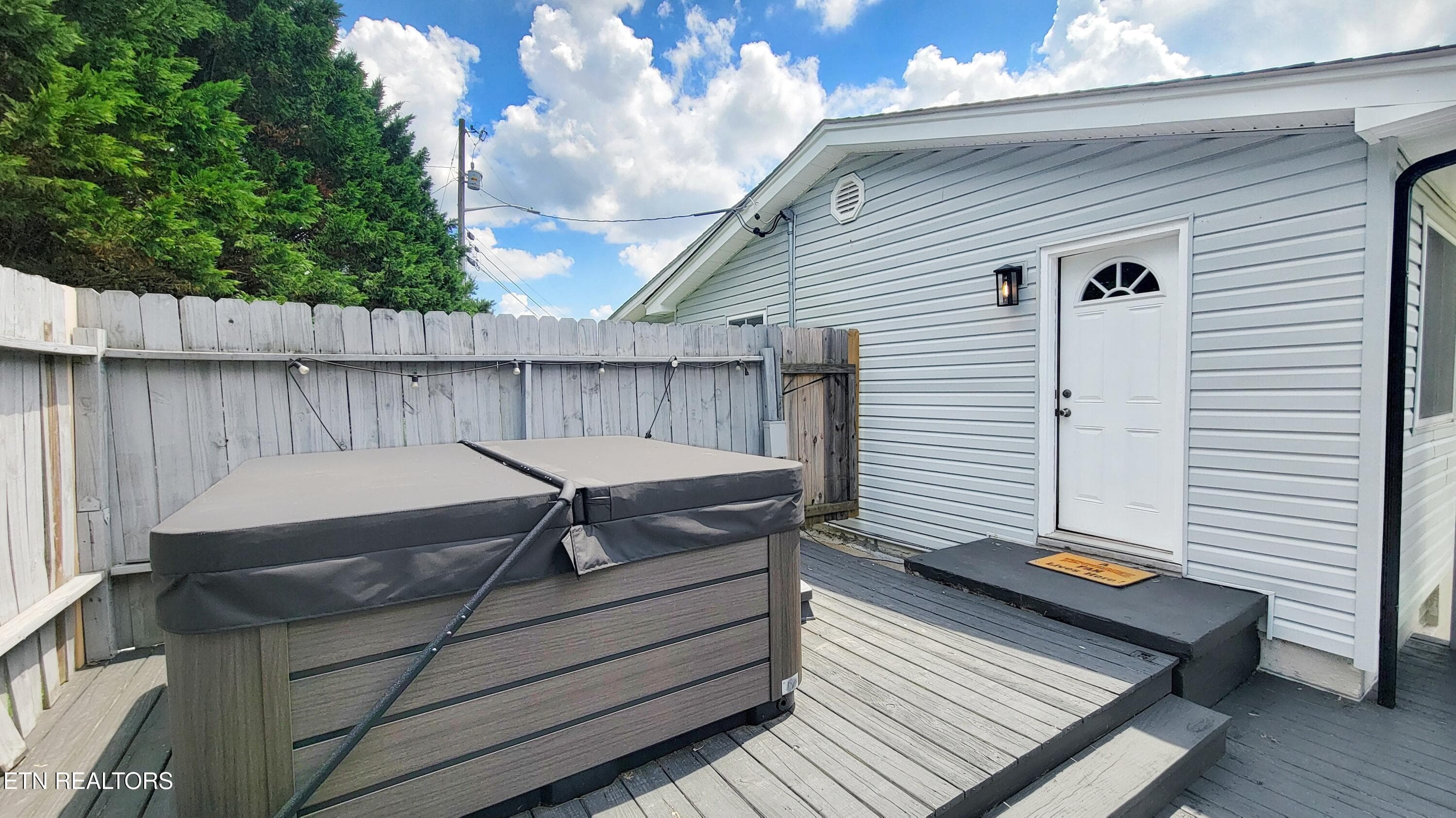 ACCESS TO PRIVATE DECK FROM KITCHEN - 5501 Kenbrook Lane, Knoxville, TN 37921, Knoxville