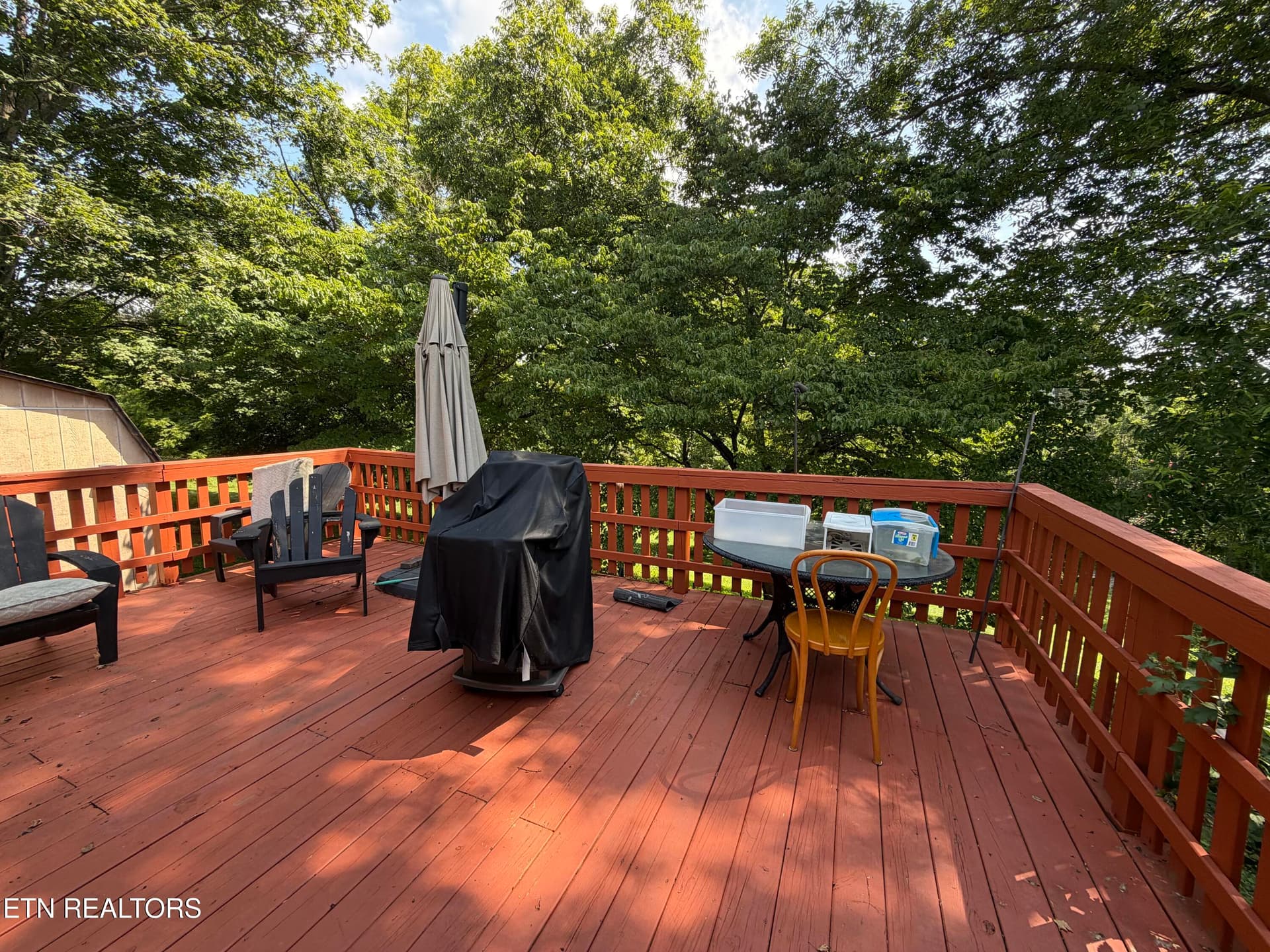 large deck - 2860 Boyds Creek Hwy, Sevierville, TN 37876