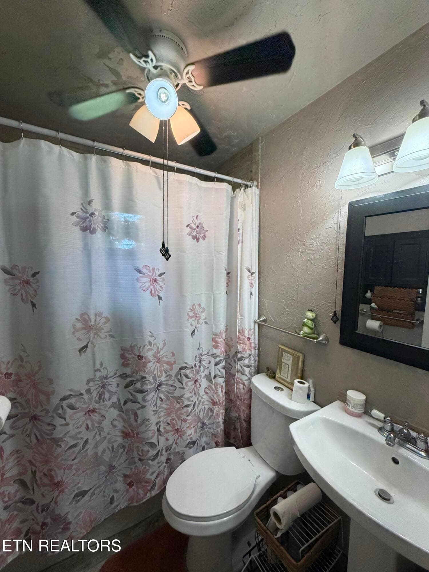hall bath - 2860 Boyds Creek Hwy, Sevierville, TN 37876