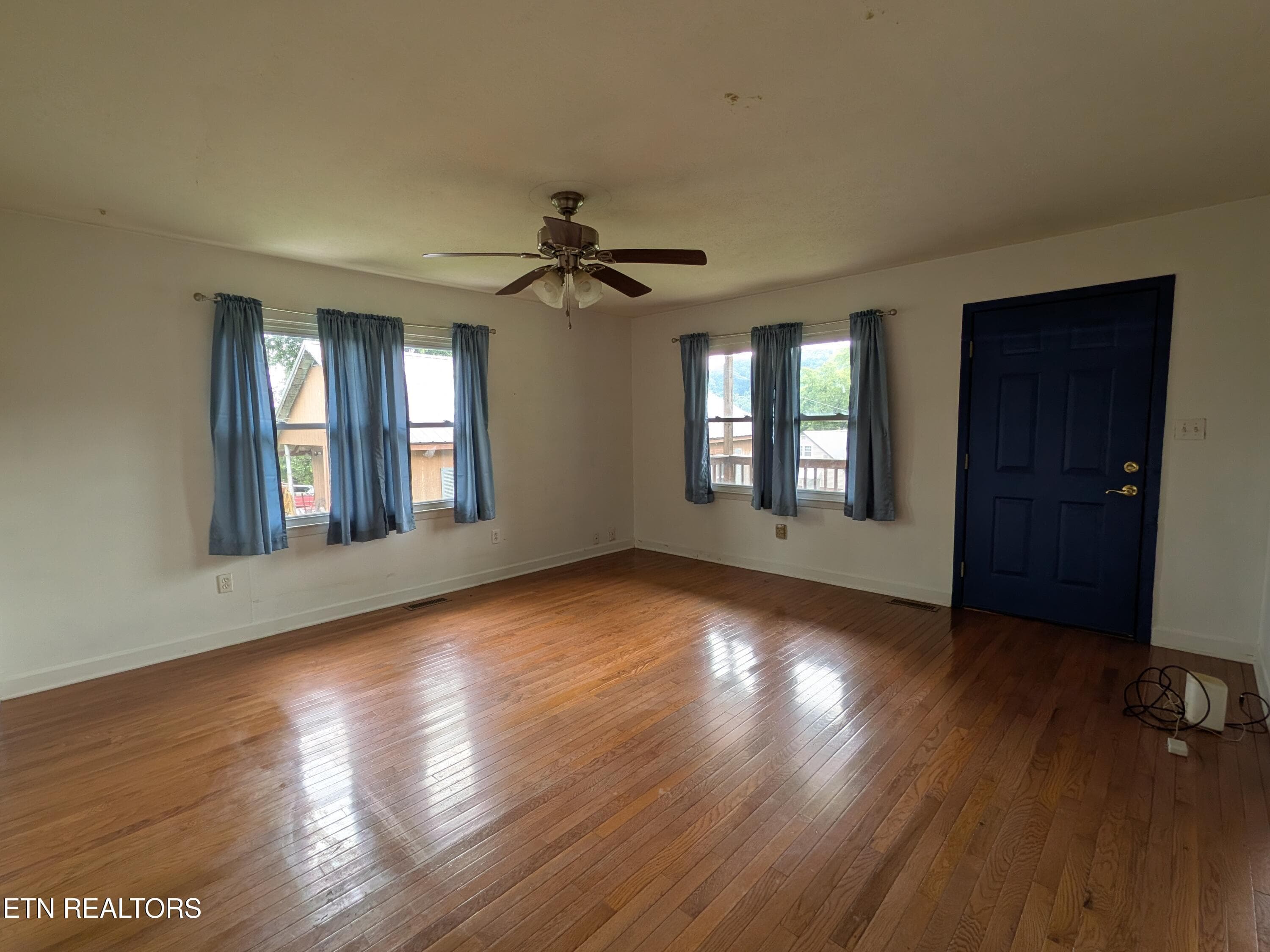 3 living entry - 712 W Walden St, LaFollette, TN 37766, LaFollette