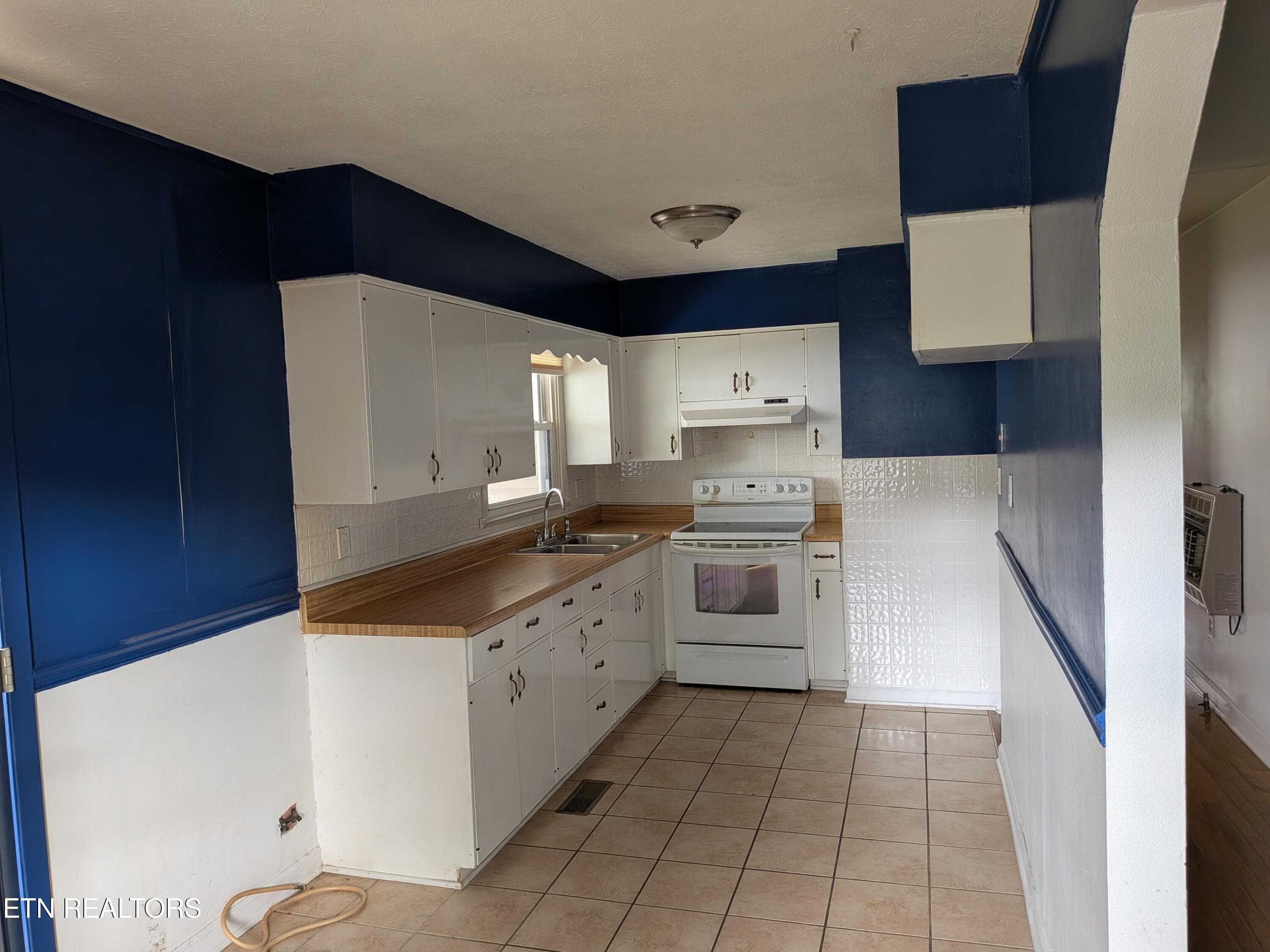 5 kitchen - 712 W Walden St, LaFollette, TN 37766, LaFollette