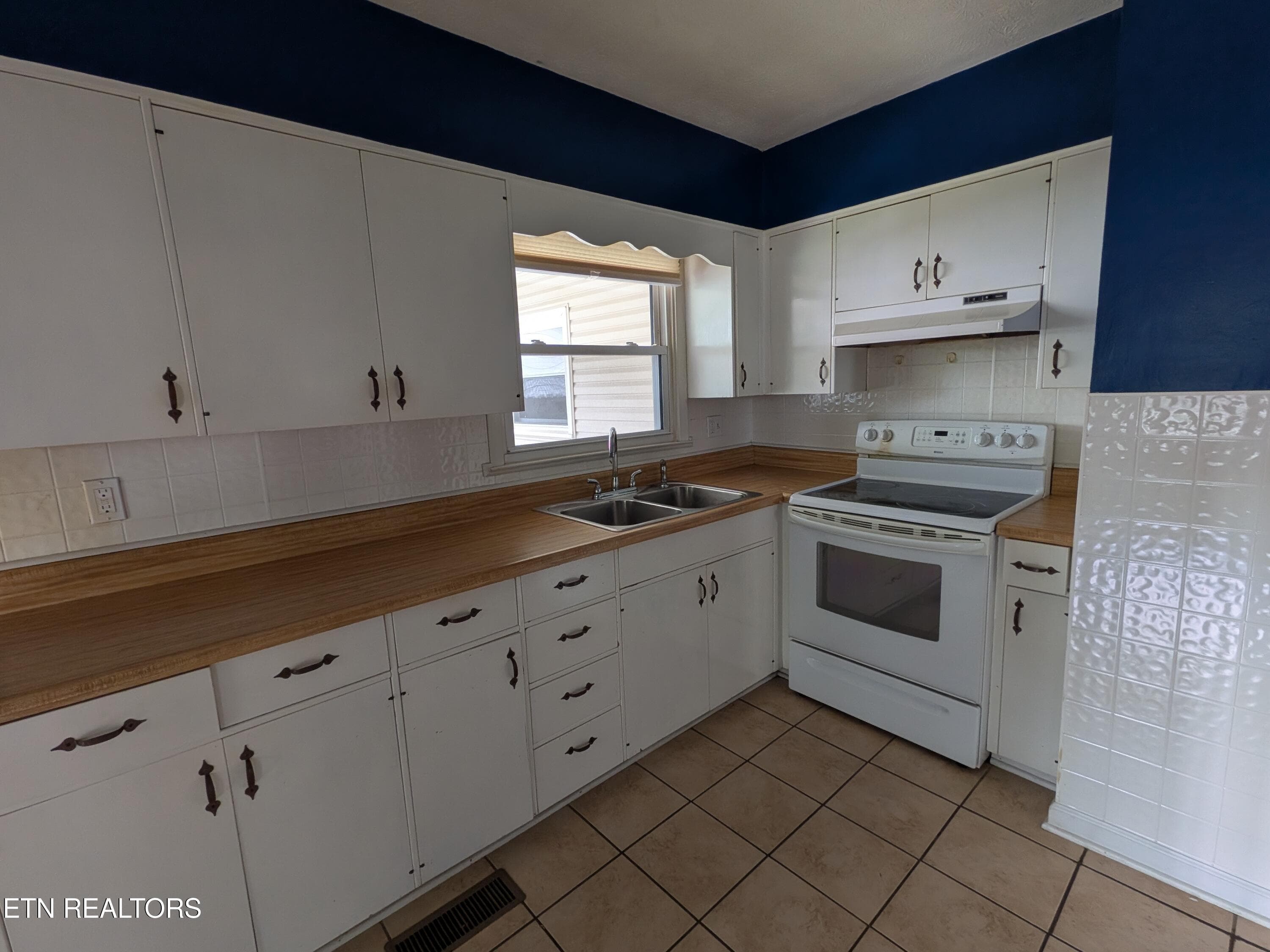 7 kitchen - 712 W Walden St, LaFollette, TN 37766, LaFollette