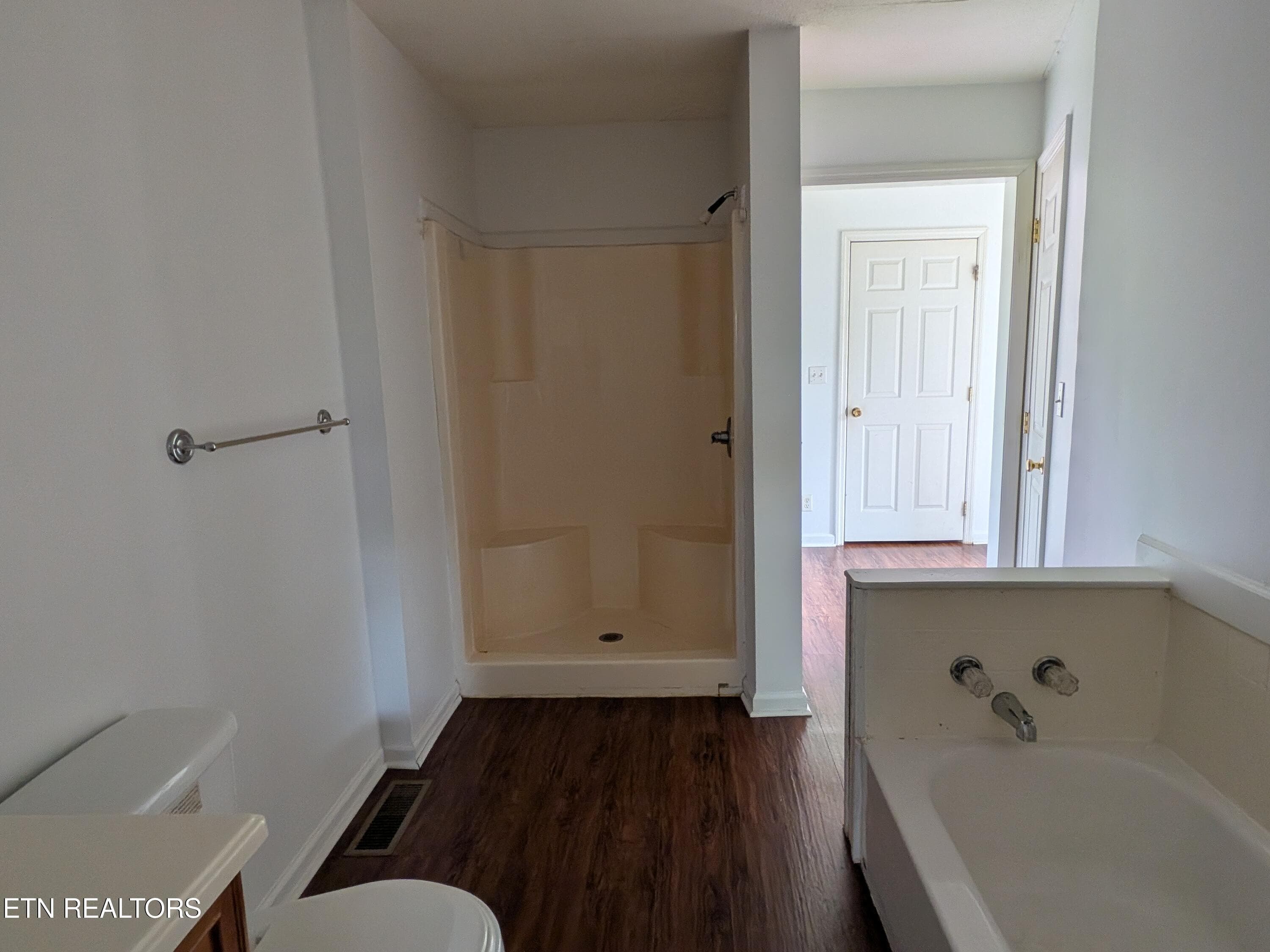 12 bath - 712 W Walden St, LaFollette, TN 37766, LaFollette