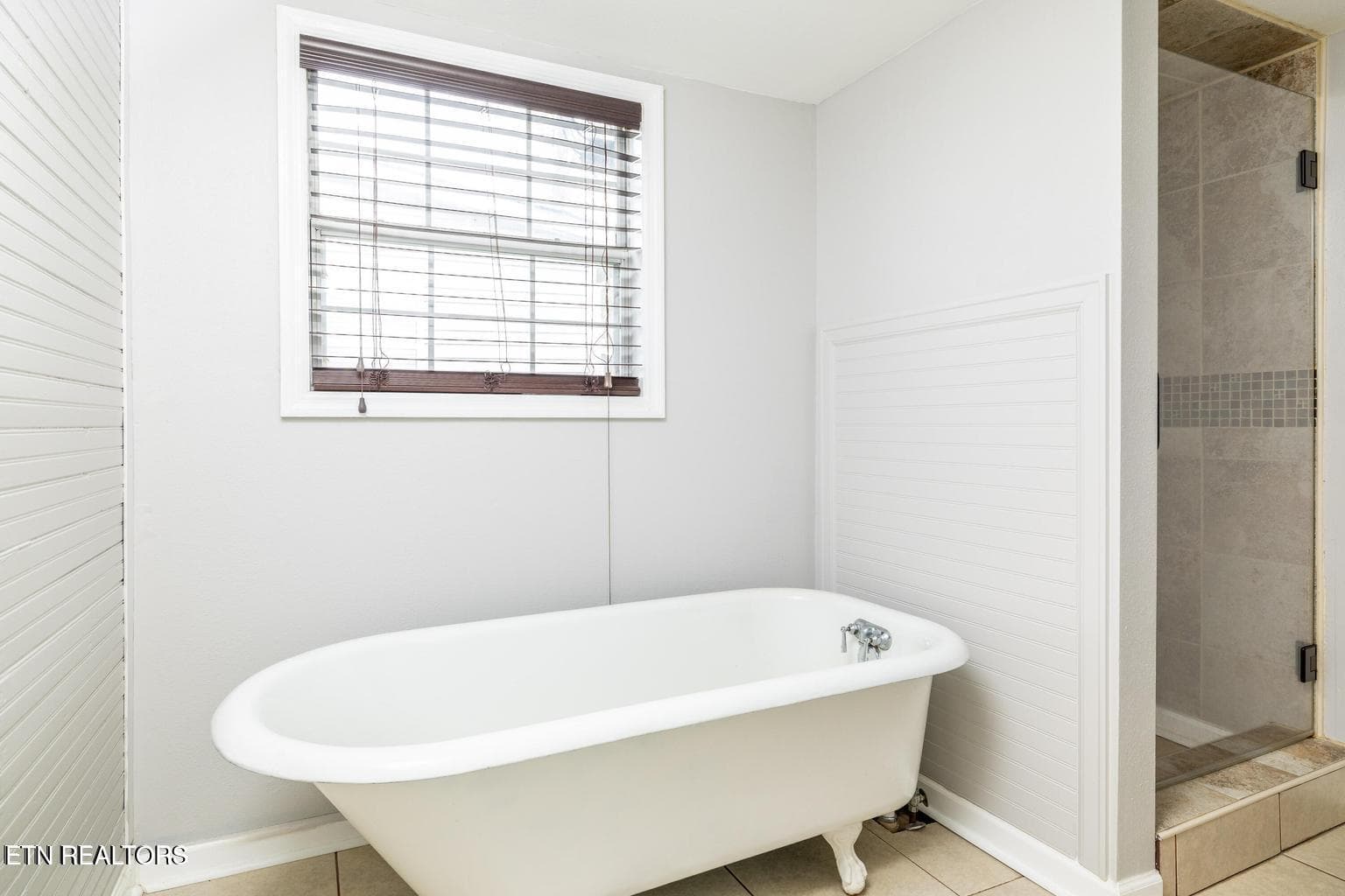 bathtub - 409 W 5th Ave, Lenoir City, TN 37771, Lenoir City
