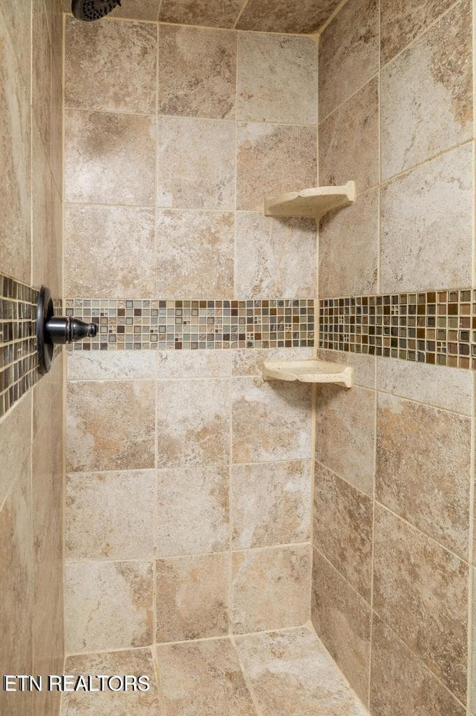 shower2 - 409 W 5th Ave, Lenoir City, TN 37771, Lenoir City