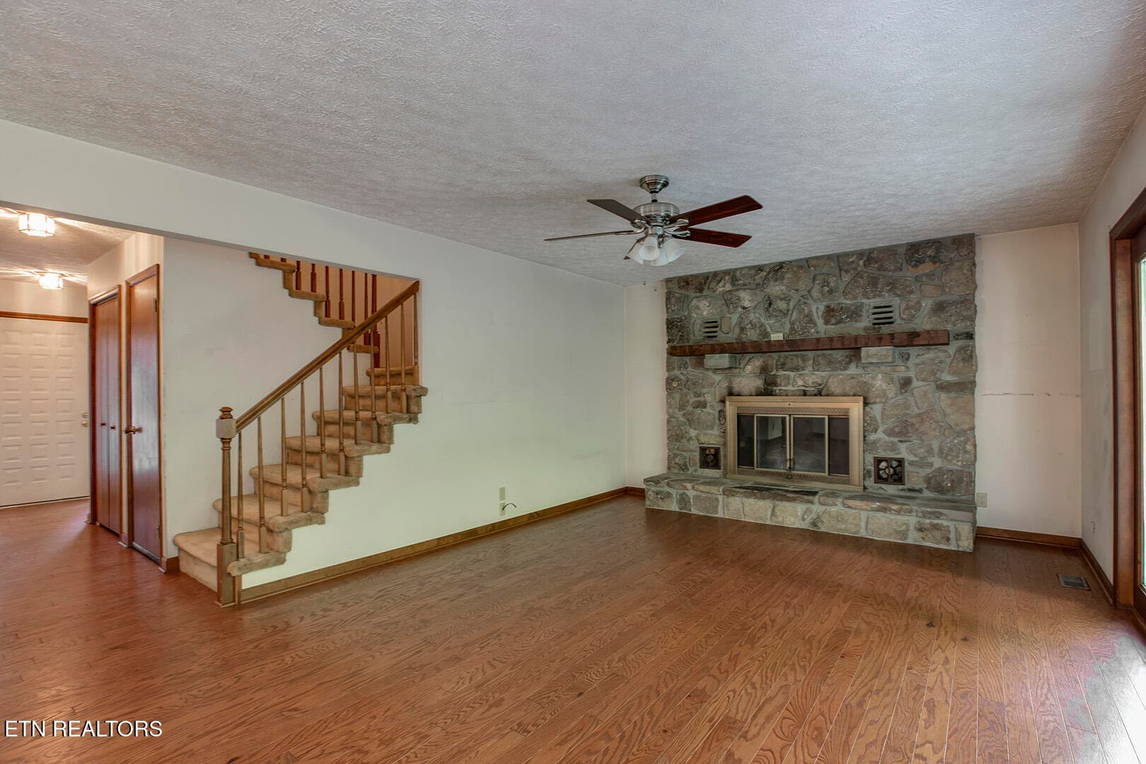 10_BluebirdCoveLane_1560_Living03 - 1560 Bluebird Cove Lane, Sevierville, TN 37862