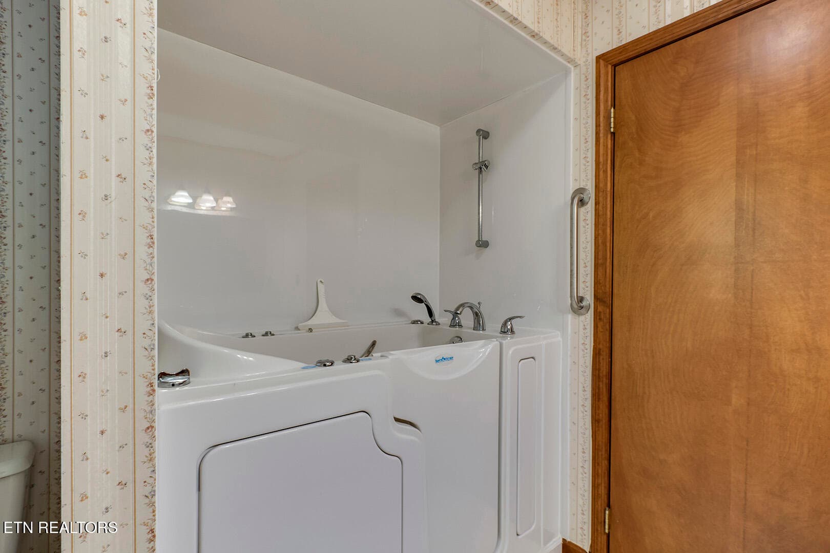 39_BluebirdCoveLane_1560_GuestBath02 - 1560 Bluebird Cove Lane, Sevierville, TN 37862