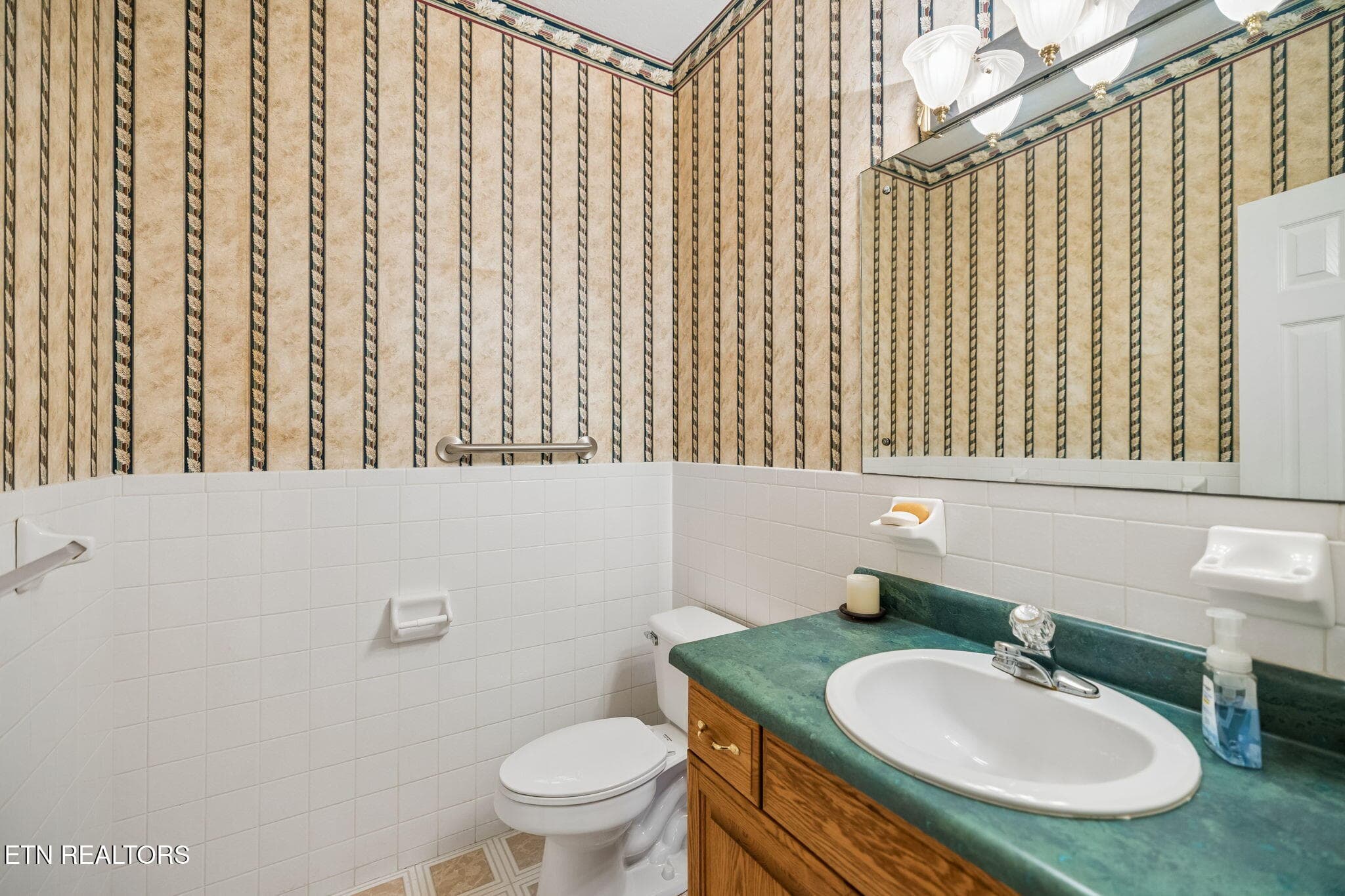 Guest bath - 937 Andover Blvd, Alcoa, TN 37701, Alcoa