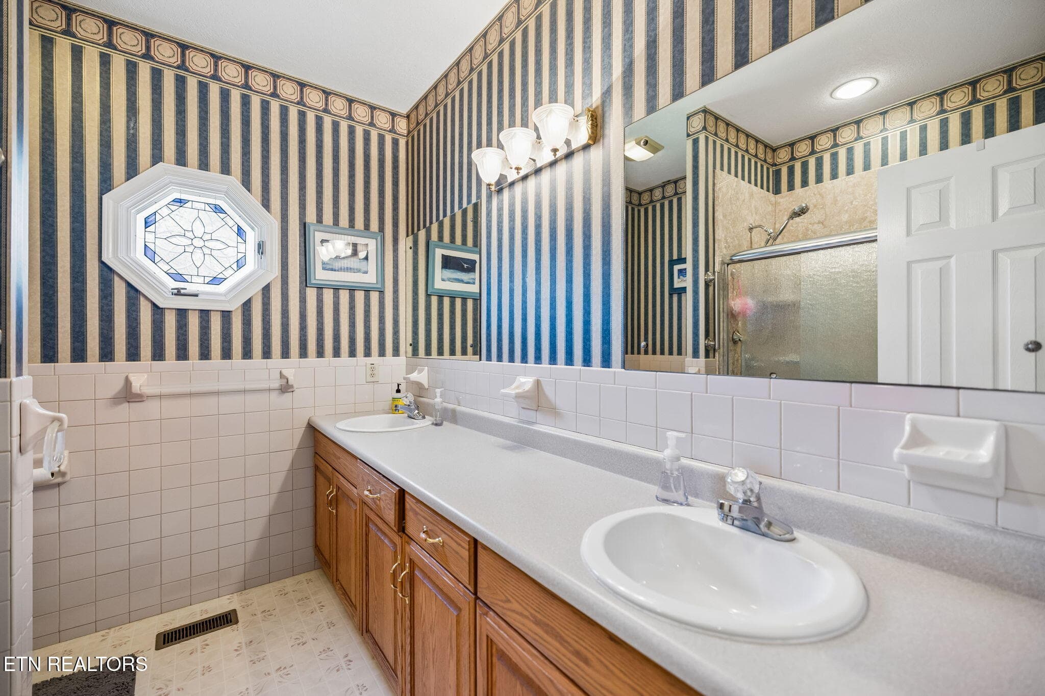 Guest bathroom - 937 Andover Blvd, Alcoa, TN 37701, Alcoa